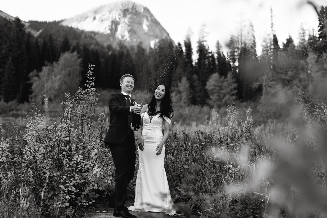 091-banff-elopement-photographers--emerald-lake.jpg