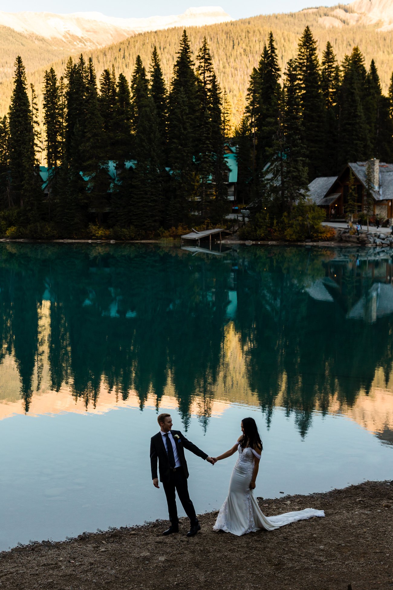 107-banff-elopement-photographers--emerald-lake.jpg