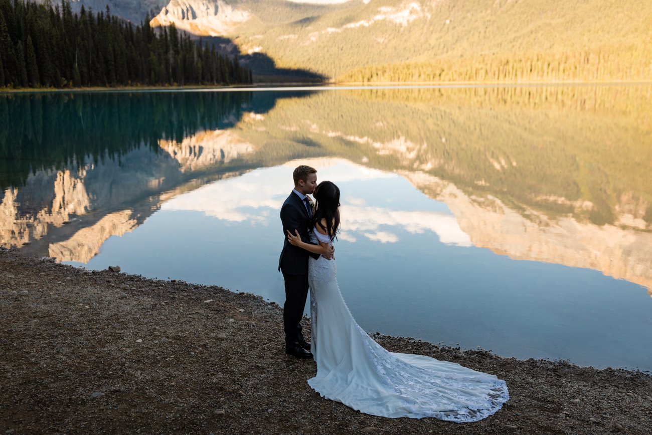 112-banff-elopement-photographers--emerald-lake.jpg