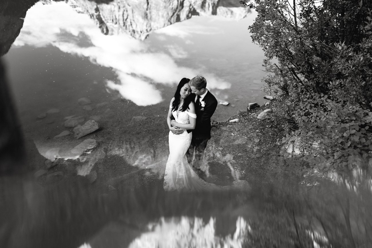 117-banff-elopement-photographers--emerald-lake.jpg