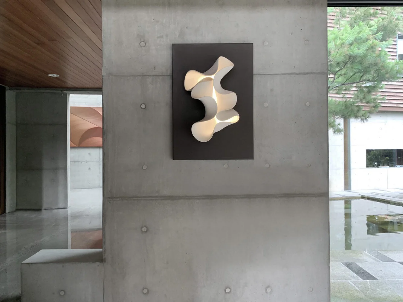 Through the light, ceramic sculpture