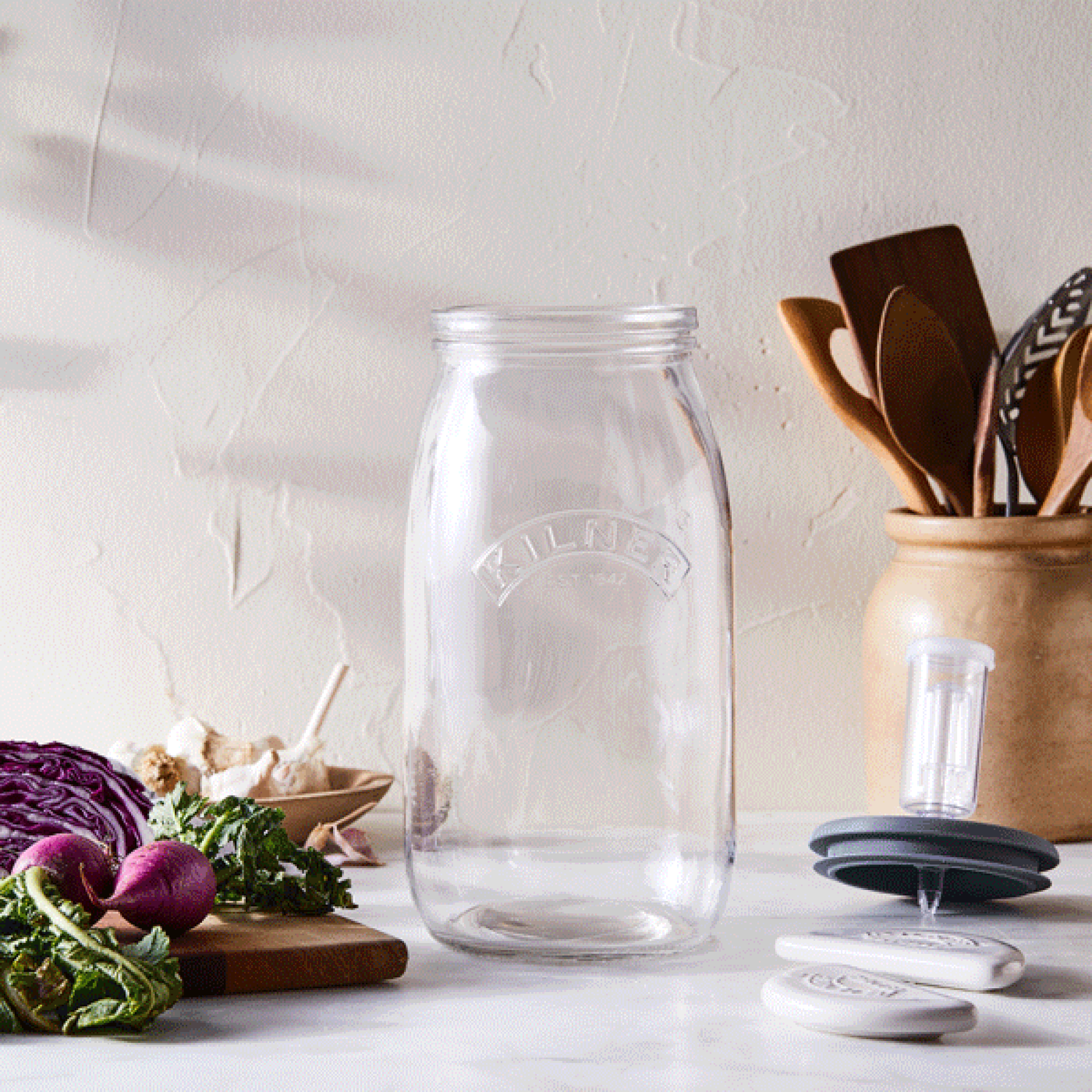 ef05b021-9a2f-4ee6-b40d-b4516b4a9147--2019-0308_typhoon_kilner-glass-fermentation-jar_1x1_julia-gartland.gif