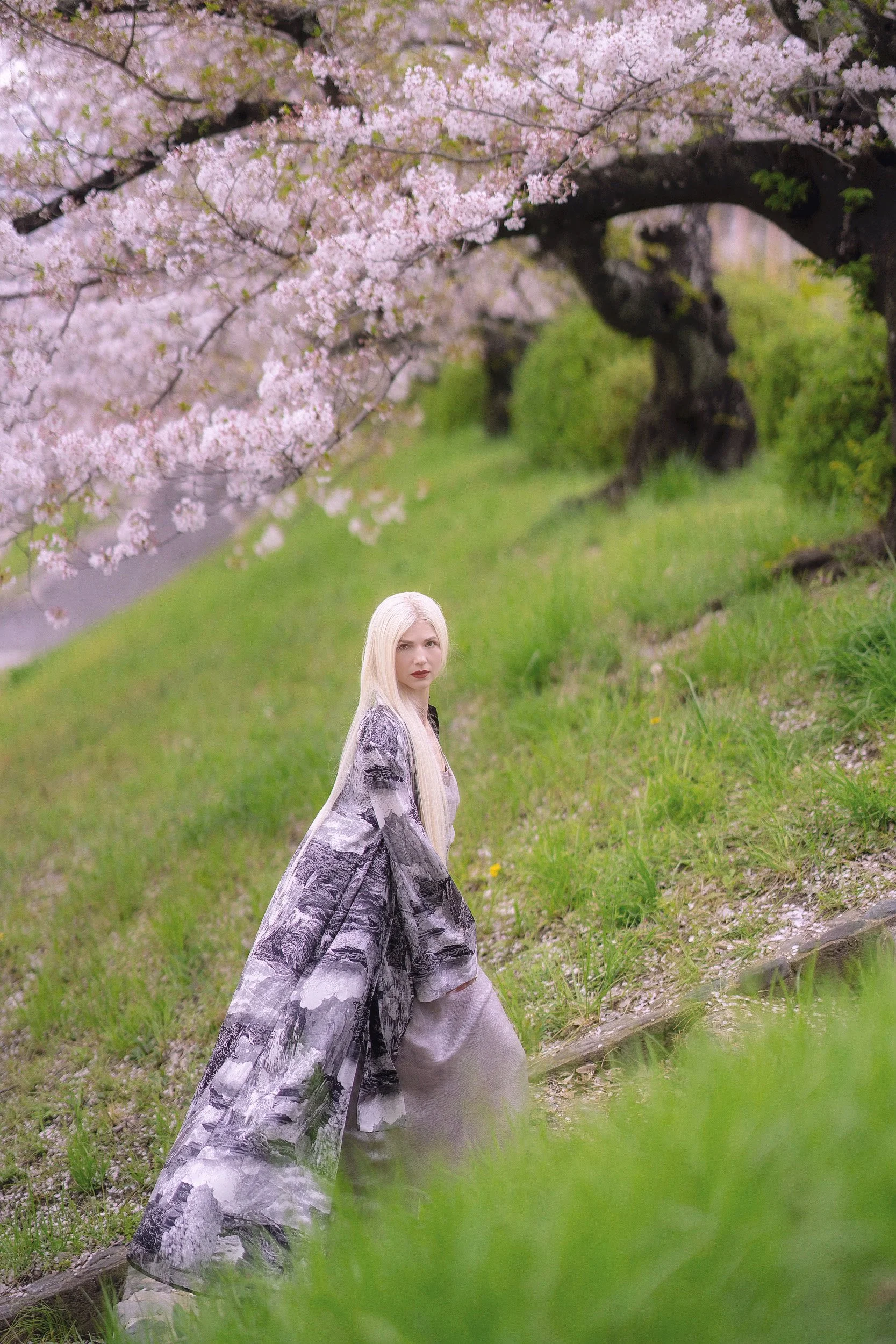 Fashion, Kezi Ban, Samantha Angelilli, Japan, Kyoto, Cherry Blossom, Samantha Angelilli, silk coat, long hair, blonde hair, hair, Spring, 2024, Angelilli