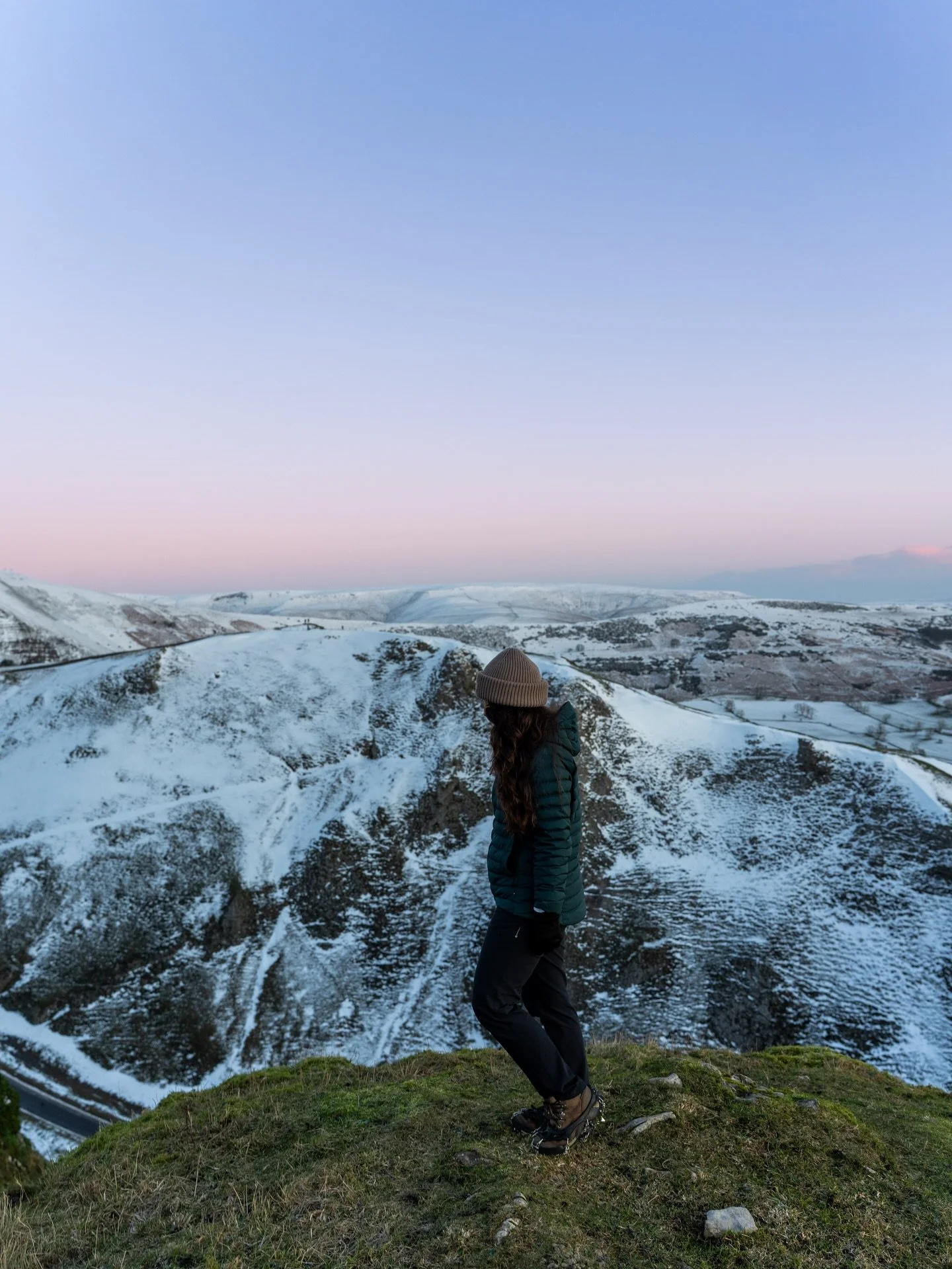All the colours on a clear winter&rsquo;s morning in Hope Valley ❄️⛸️

January can feel like a struggle at the best of times, but a morning outdoors always makes me feel a million times better.  Especially when we&rsquo;re treated to conditions like 
