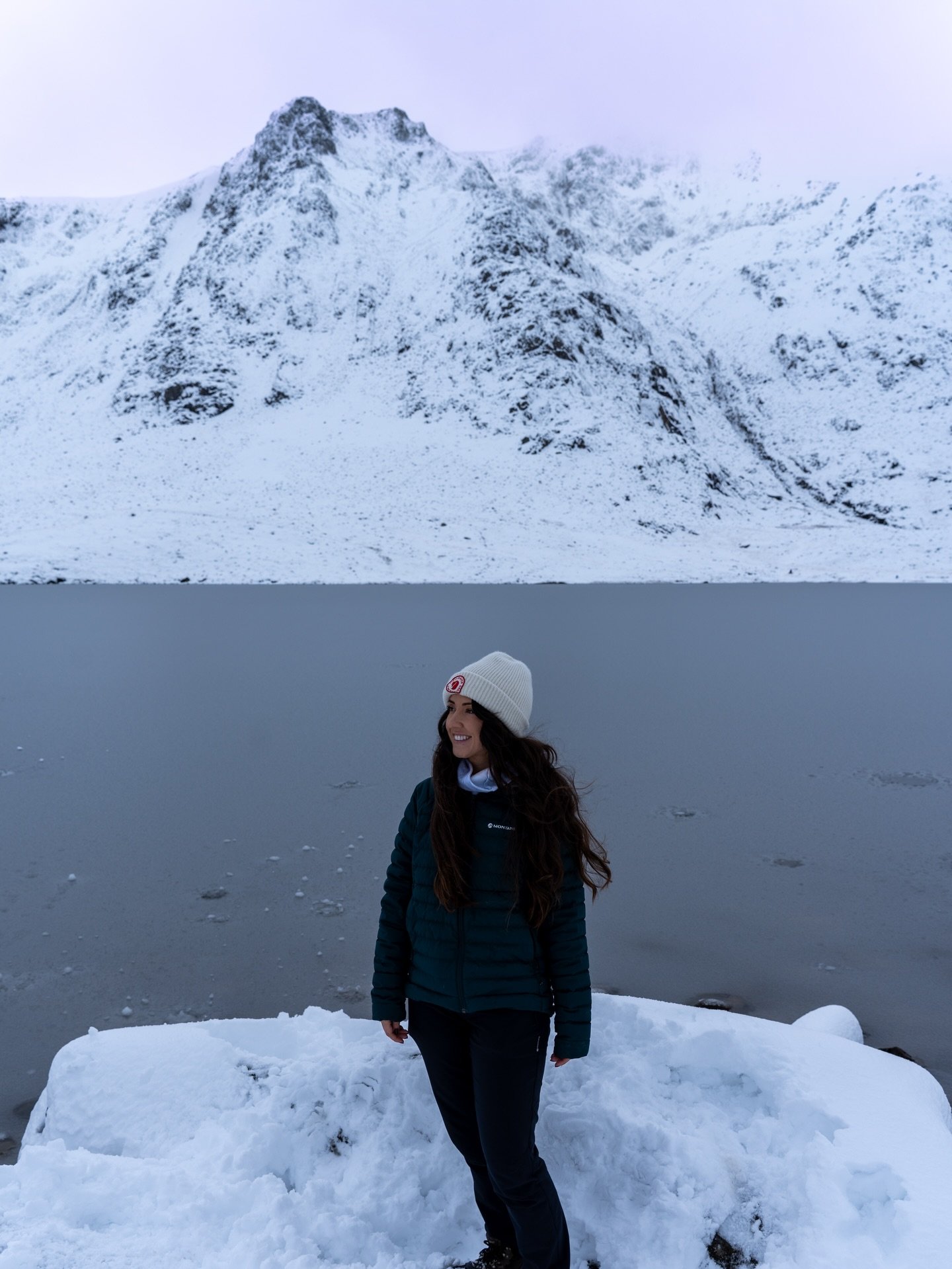 The first snowfall of 2026 ❄️

Magical conditions in the Ogwen Valley + the sunset putting on a show 😍

As stunning as the mountains look at the moment, they can be really dangerous without the right prep / prior winter hiking experience. Stay safe 