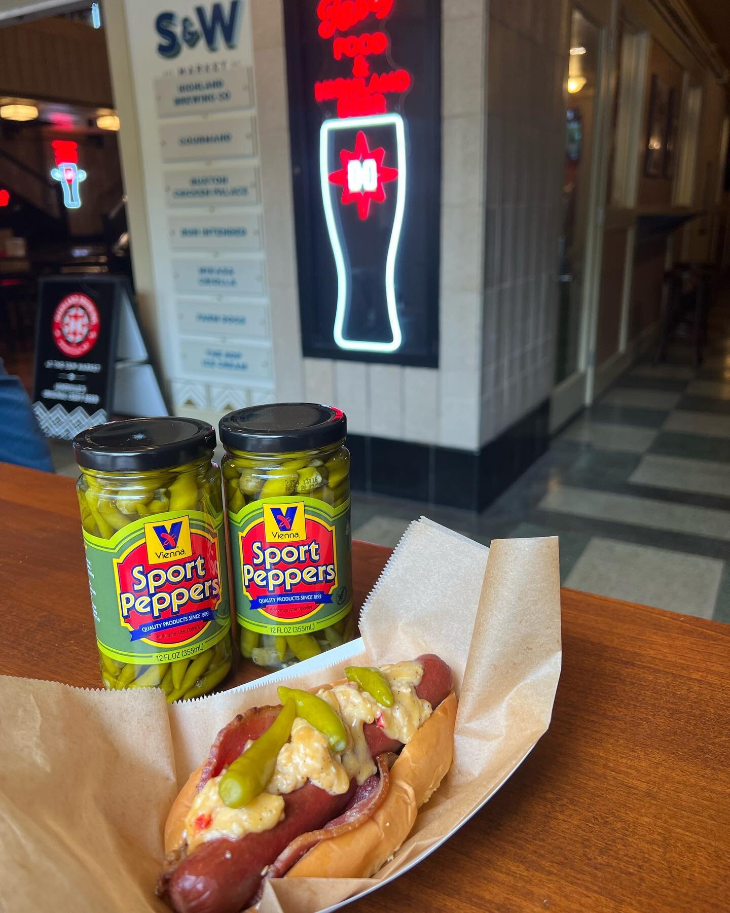 We put the Mayo in Cinco de Mayo 😜 this weekend come try our market dog topped with house-made creamy pimento cheese and @viennabeef sport peppers, nestled in a crispy bed of bacon. 
&bull; 
Market side: potato salad!
&bull;

#yumyumyum #828isgreat 