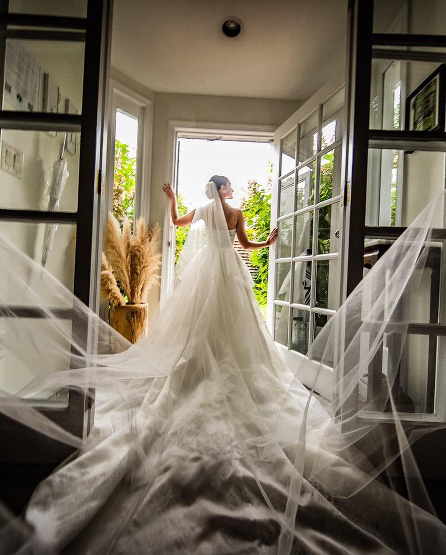 Thank you @jovon_photography_david for sharing these breathtakingly beautiful photos of one of our recent stunning brides. ❤️❤️❤️ We are smitten. ✨ 
We love providing a space to host loved ones while getting ready for life&rsquo;s happiest moments. #