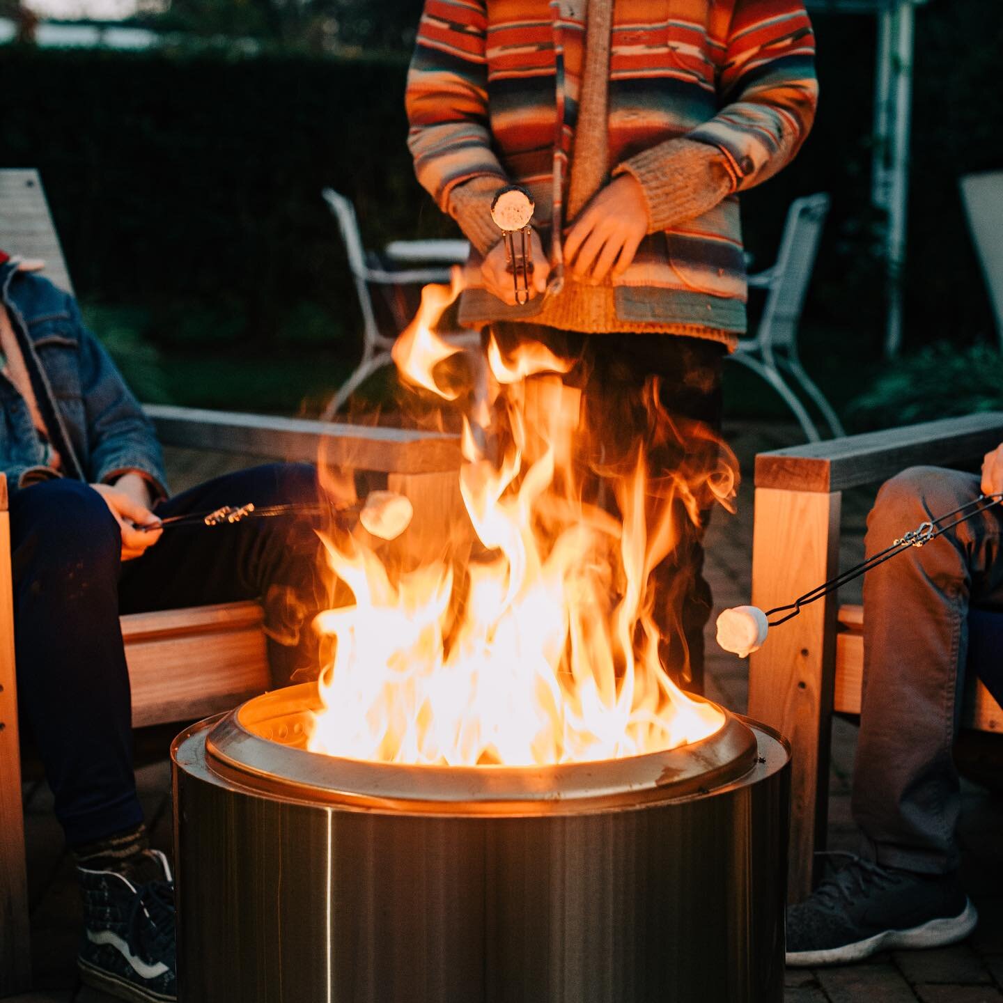 Indulge your sweet tooth with our delicious S&rsquo;mores kits. Create a gooey masterpiece around our fire pit and savor the magic of fall. 🍁 #smores #solostove 
.
.
.
#bellport #bellportvillage #boutiquehotel #homeawayfromhome #firepits #fallfun #w