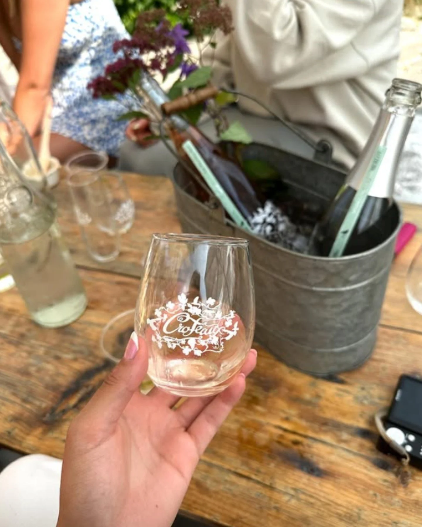 Sip, savor, and explore the best of Long Island’s wine country this summer! πβοΈ
While spring is perfect for cozy tastings, summer is when the North Fork vineyards truly come alive. Let someone else take the wheel-book a guided wine tour and e