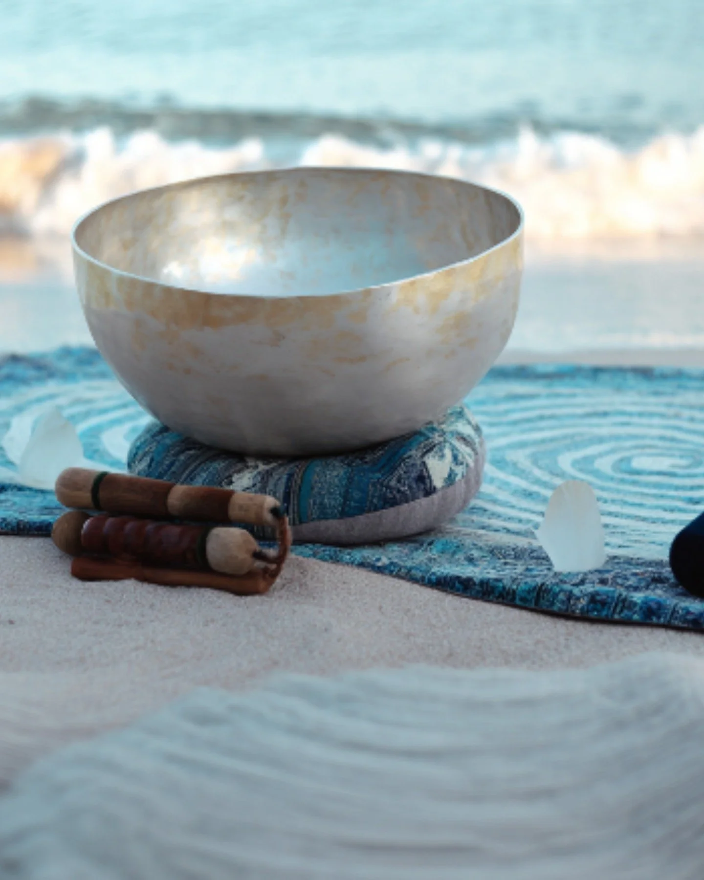 Elevate your stay at Bellport Inn with immersive, coastal-inspired workshops and wellness sessions, all available for booking:
π A Tidal Reset: Sound Bath by the Bay
Unwind with a restorative sound bath led by the bay.
π¨ Coastal Clay: Ocean-Inspi