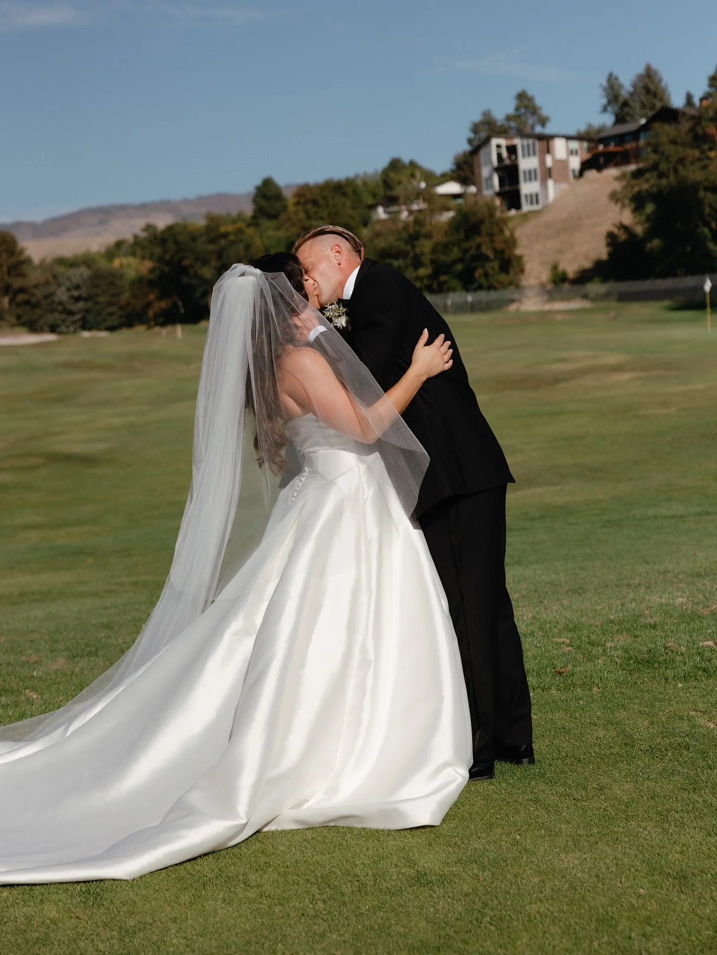 There&rsquo;s something about a hometown celebration &mdash; loved documenting my friends, Toni &amp; Garrett, wedding in Boise this past September💖🏌🏼&zwj;♀️
