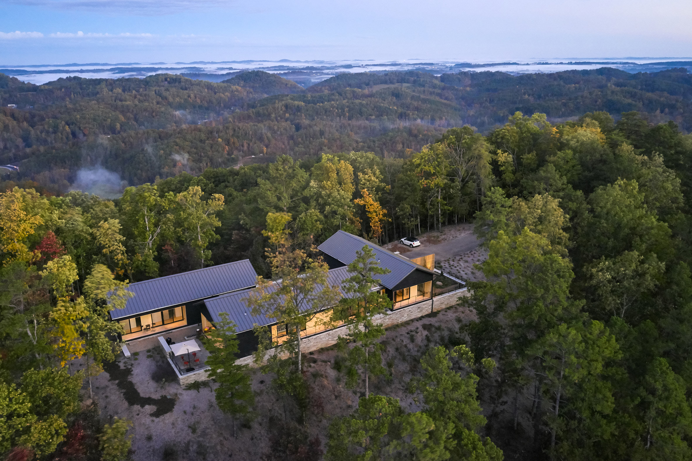 short-mountain-house-sanders-pace-architecture_dezeen_2364_col_0.jpeg