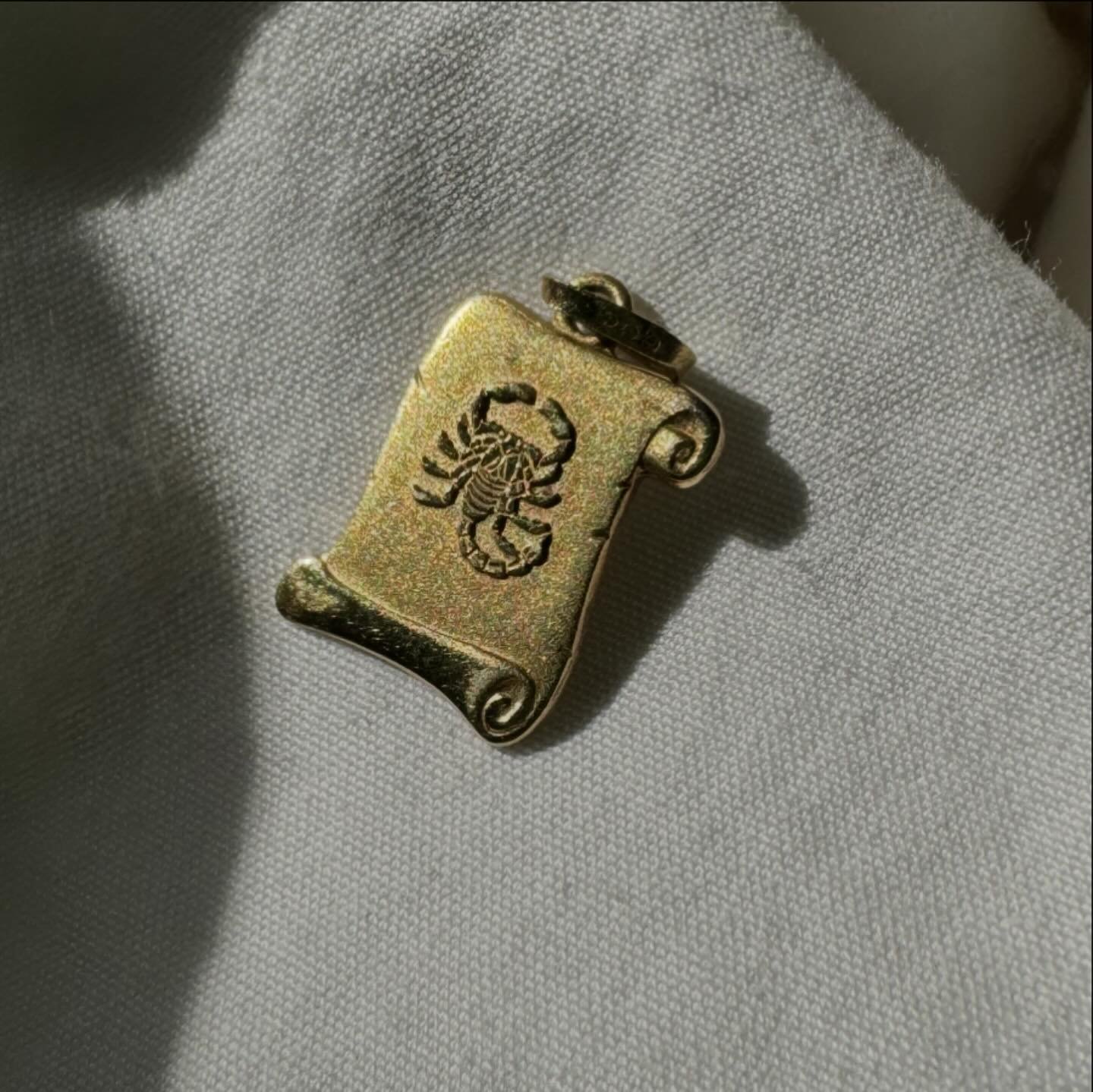 [SOLD] parting with this super cute &amp; tiny 14k gold scorpion charm! Message me! 🐈&zwj;⬛🐈&zwj;⬛🐈&zwj;⬛ #zodiac #zodiaccharm #scorpio #scorpion #scorpiocharm #14kgold #vintagegold #lovegold #vintagezodiac #goldcharms