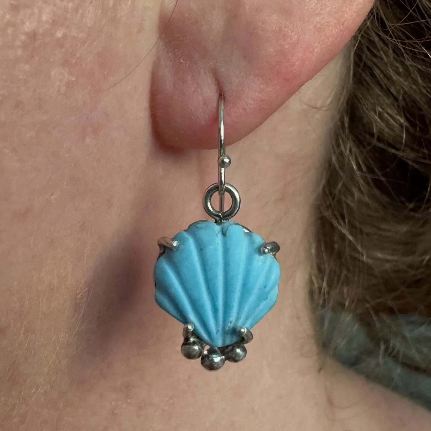 it&rsquo;s getting colder and colder, how about some turquoise seashells to remind us of nicer weather? ☀️ #seashelljewelry #seashellearrings #shelljewelry