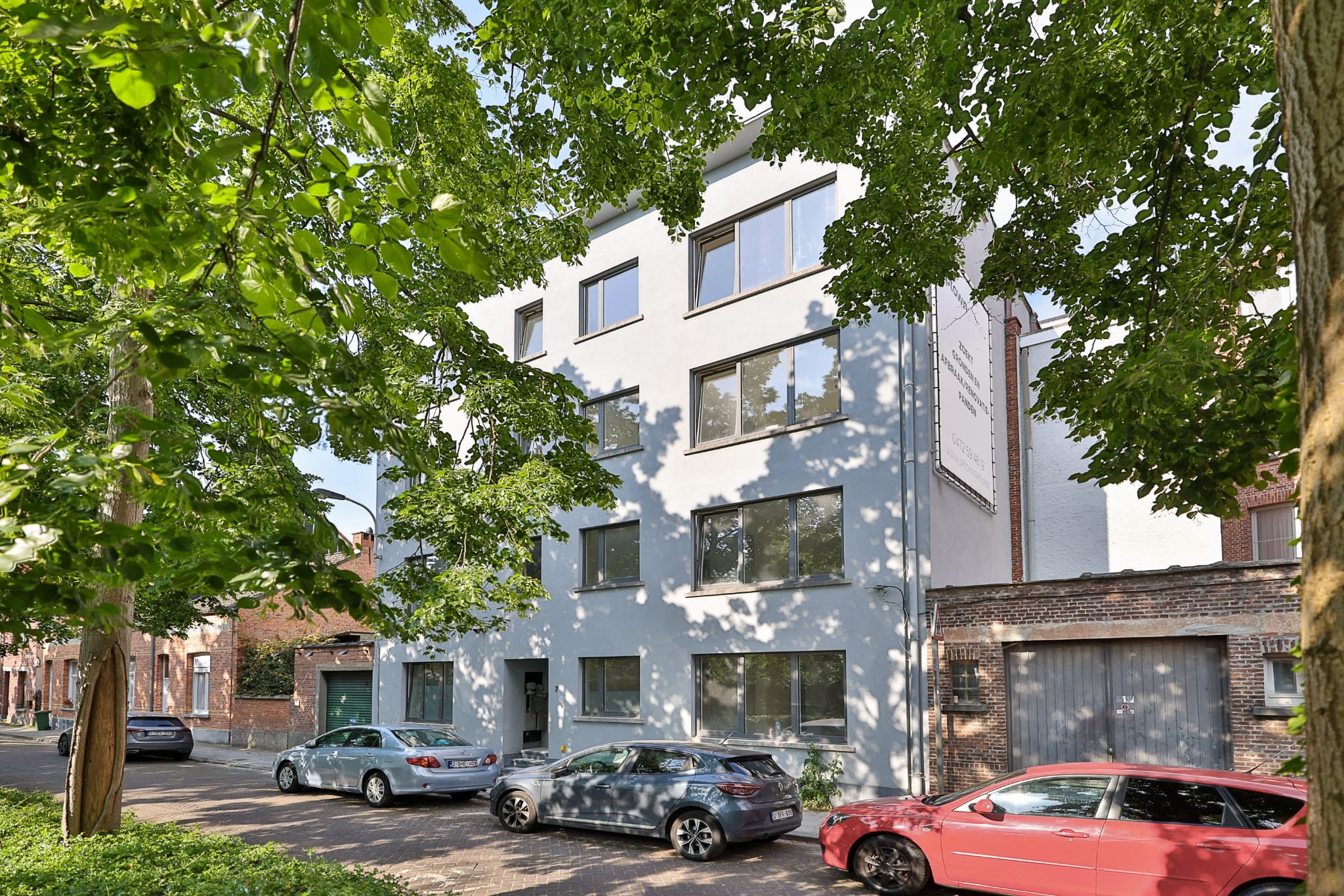 Renovatieproject Patronaatstraat 7 te Edegem. Gebouw met 4 hoogwaardig gerenoveerde en energiezuinige appartementen met telkens 3 slpk in het centrum van Edegem vlakbij het Hof ter Linden. Realisatie Uptown Group.