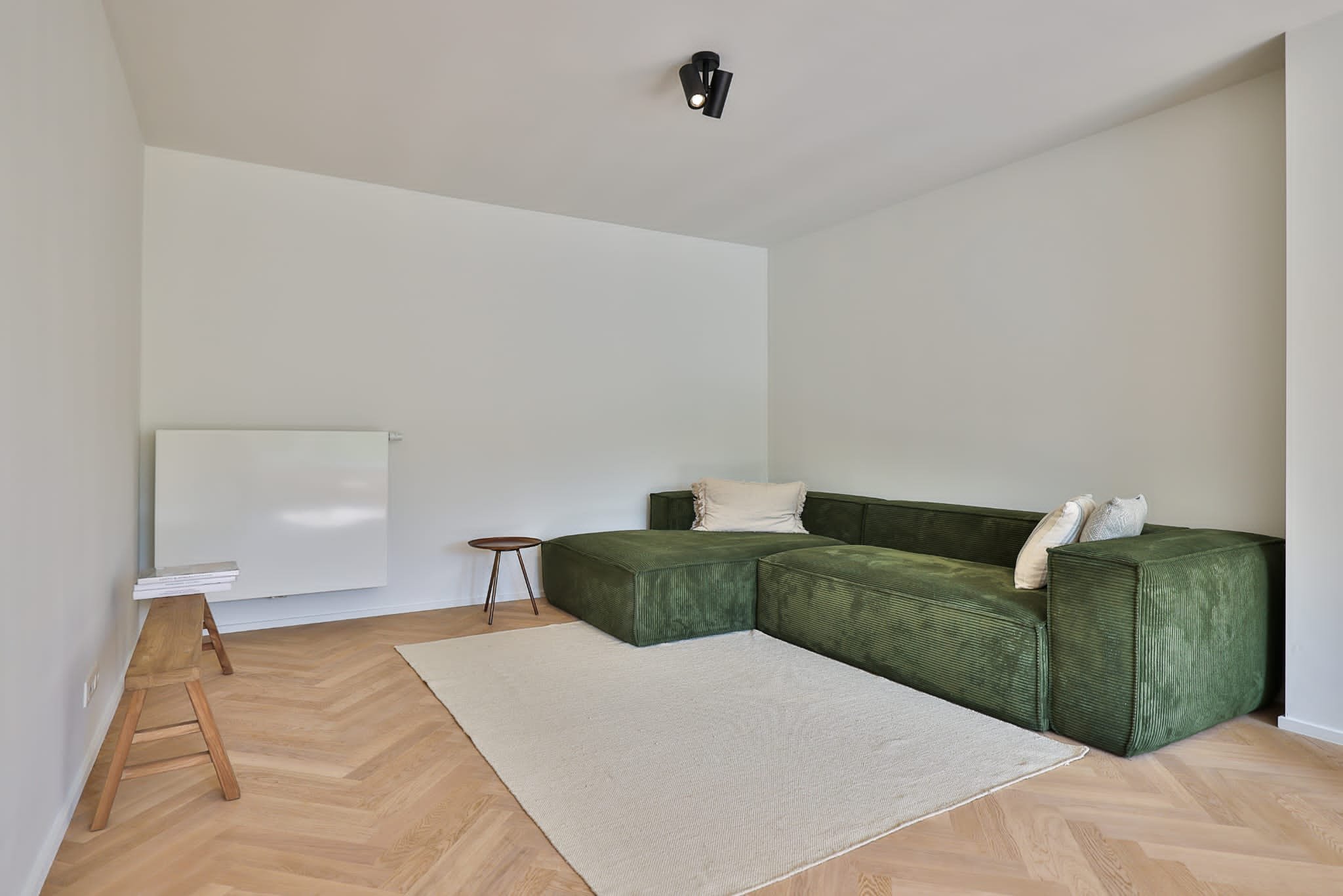 Renovatieproject Patronaatstraat 7 te Edegem. Gebouw met 4 hoogwaardig gerenoveerde en energiezuinige appartementen met telkens 3 slpk in het centrum van Edegem vlakbij het Hof ter Linden. Realisatie Uptown Group.