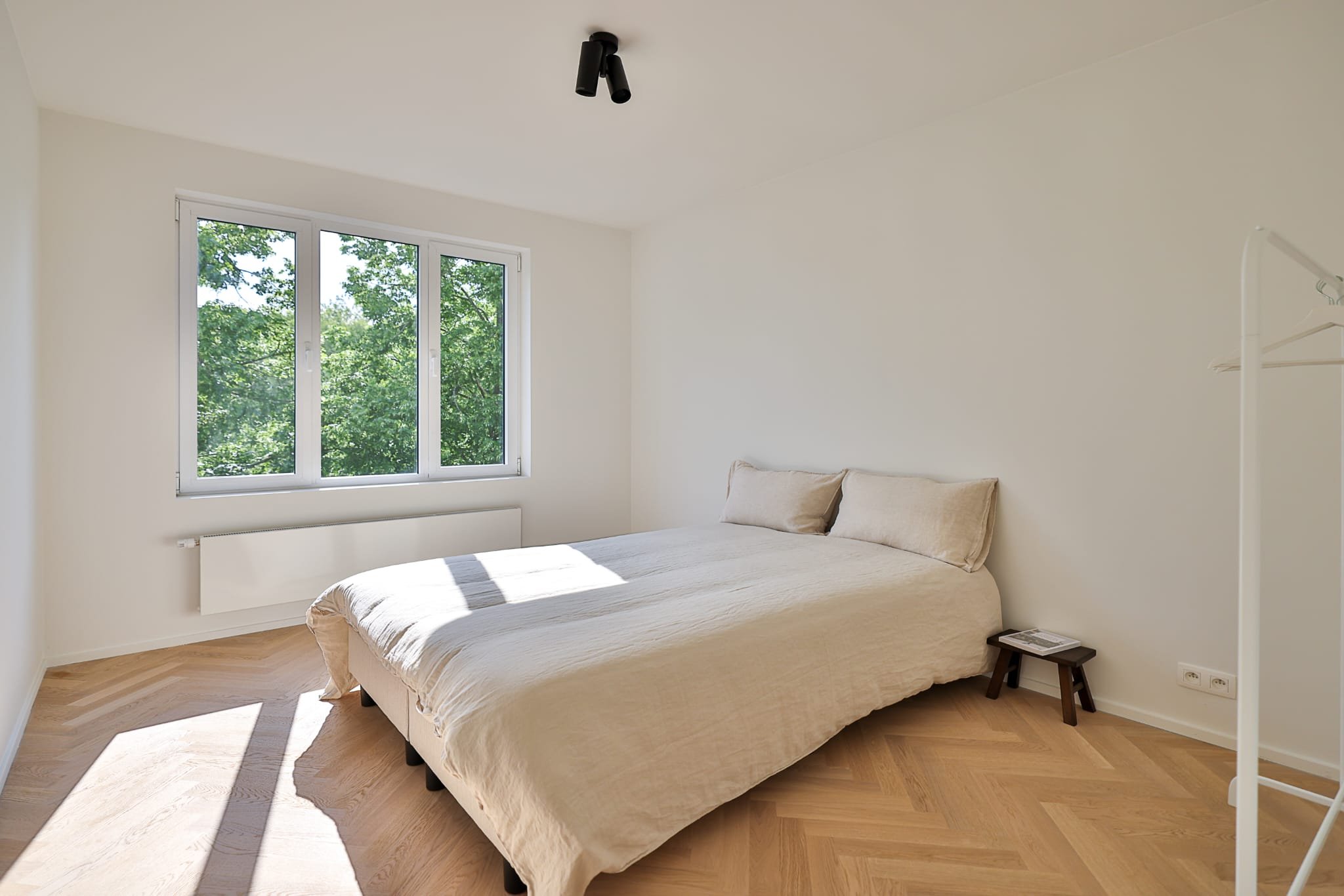 Renovatieproject Patronaatstraat 7 te Edegem. Gebouw met 4 hoogwaardig gerenoveerde en energiezuinige appartementen met telkens 3 slpk in het centrum van Edegem vlakbij het Hof ter Linden. Realisatie Uptown Group.