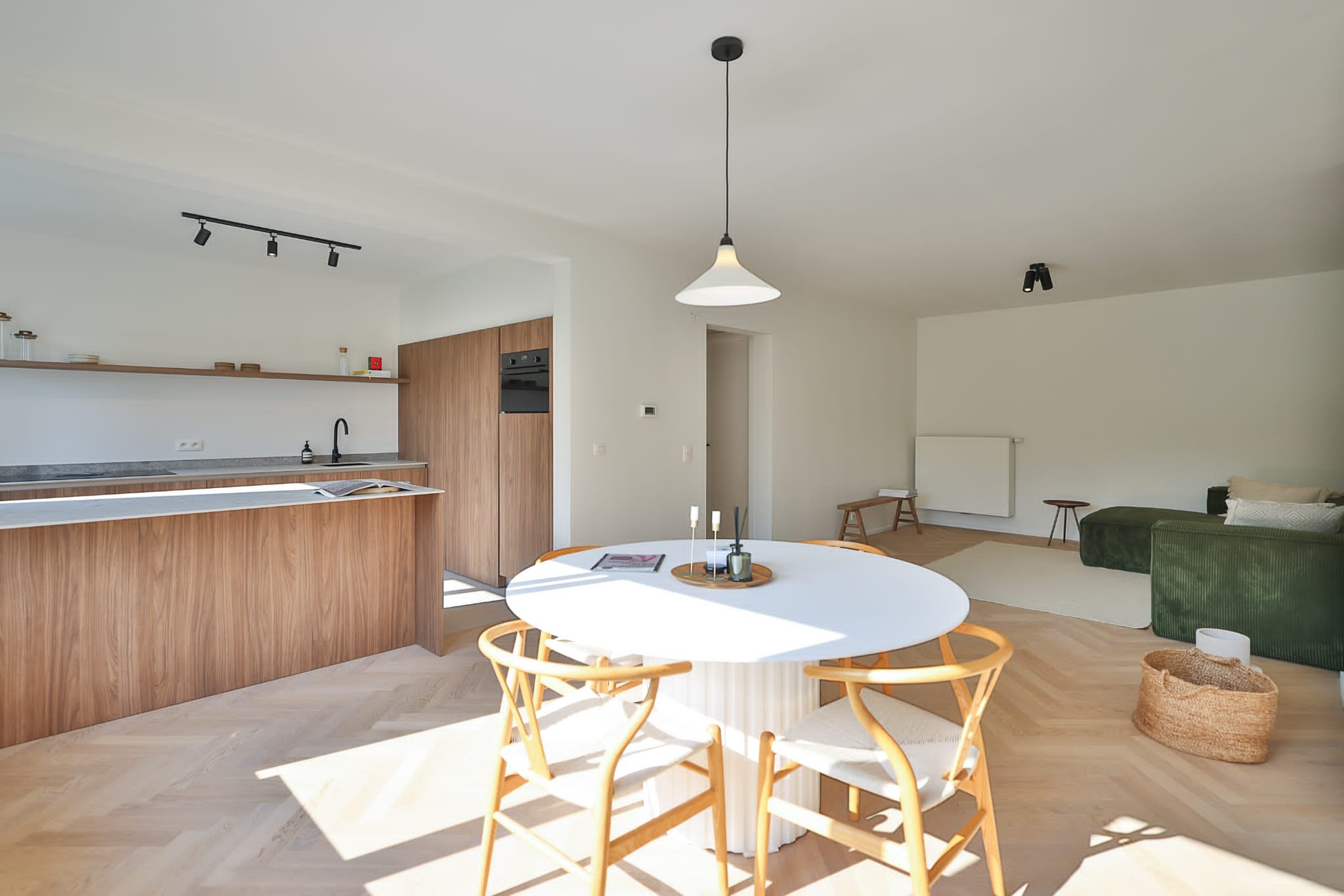 Renovatieproject Patronaatstraat 7 te Edegem. Gebouw met 4 hoogwaardig gerenoveerde en energiezuinige appartementen met telkens 3 slpk in het centrum van Edegem vlakbij het Hof ter Linden. Realisatie Uptown Group.