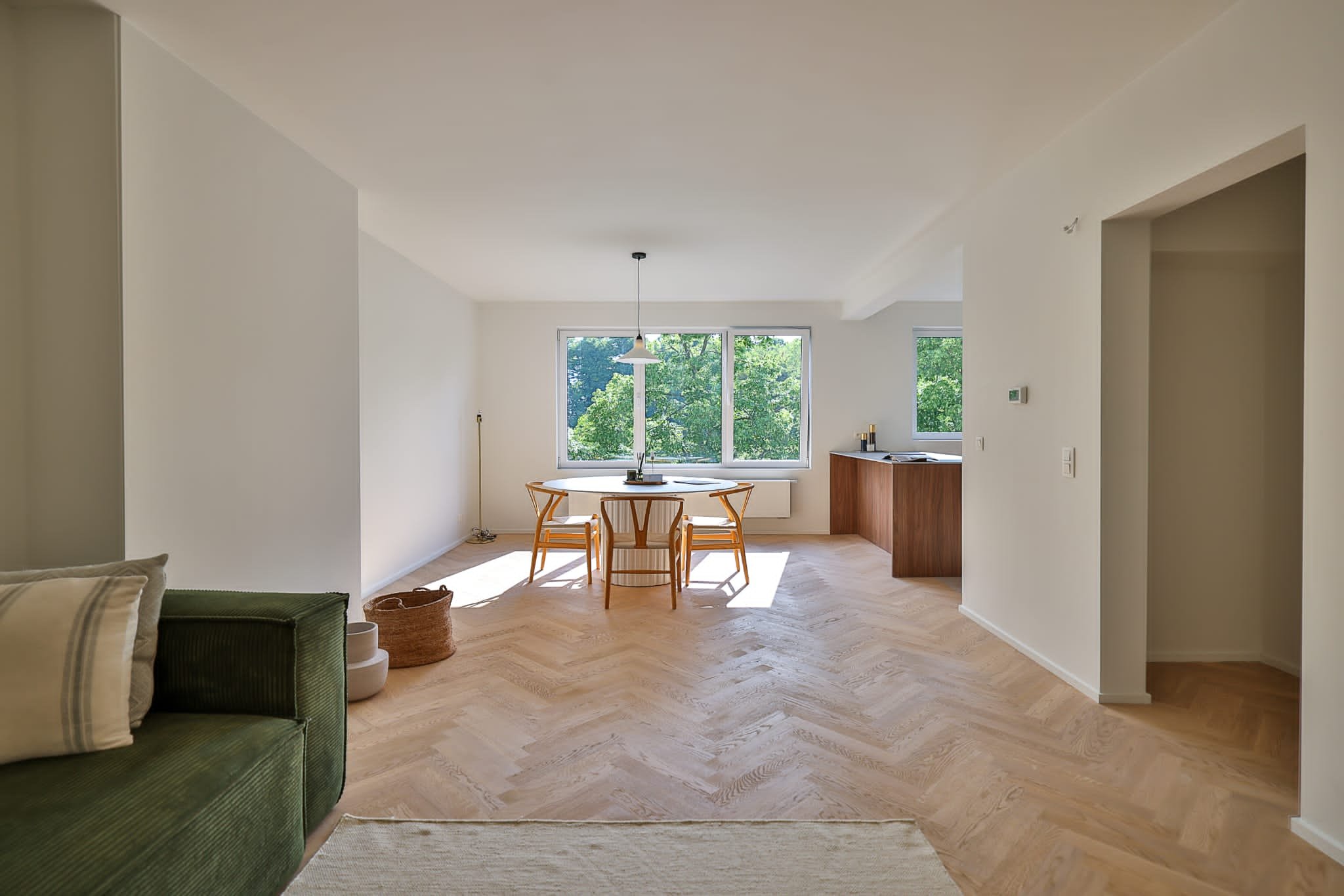 Renovatieproject Patronaatstraat 7 te Edegem. Gebouw met 4 hoogwaardig gerenoveerde en energiezuinige appartementen met telkens 3 slpk in het centrum van Edegem vlakbij het Hof ter Linden. Realisatie Uptown Group.