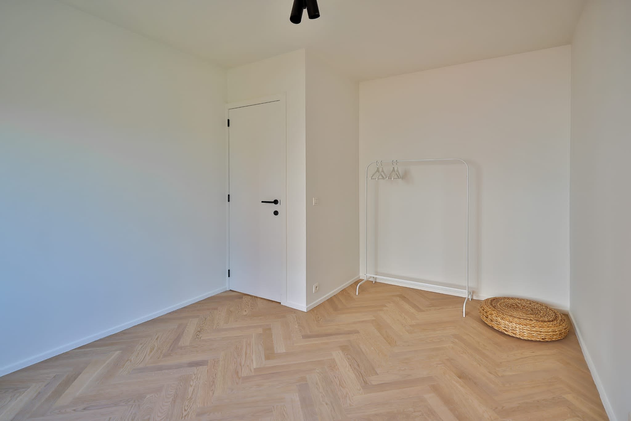 Renovatieproject Patronaatstraat 7 te Edegem. Gebouw met 4 hoogwaardig gerenoveerde en energiezuinige appartementen met telkens 3 slpk in het centrum van Edegem vlakbij het Hof ter Linden. Realisatie Uptown Group.