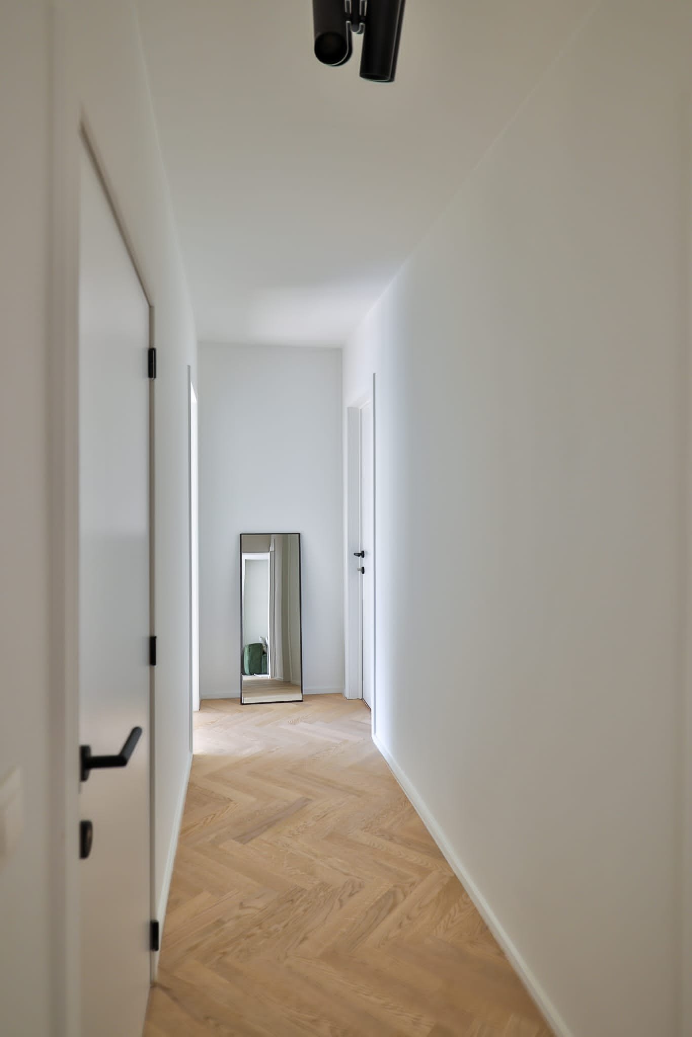 Renovatieproject Patronaatstraat 7 te Edegem. Gebouw met 4 hoogwaardig gerenoveerde en energiezuinige appartementen met telkens 3 slpk in het centrum van Edegem vlakbij het Hof ter Linden. Realisatie Uptown Group.