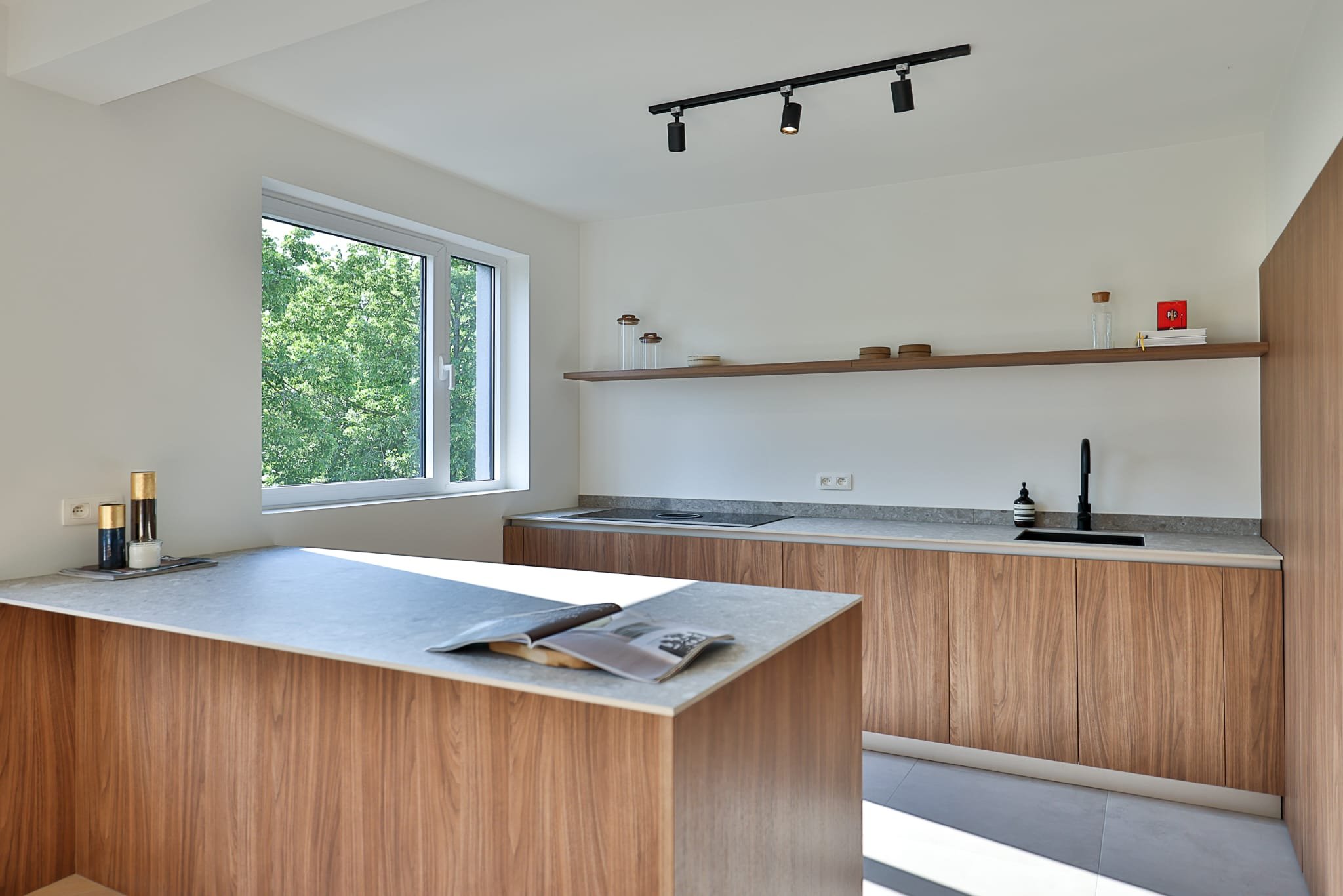 Renovatieproject Patronaatstraat 7 te Edegem. Gebouw met 4 hoogwaardig gerenoveerde en energiezuinige appartementen met telkens 3 slpk in het centrum van Edegem vlakbij het Hof ter Linden. Realisatie Uptown Group.