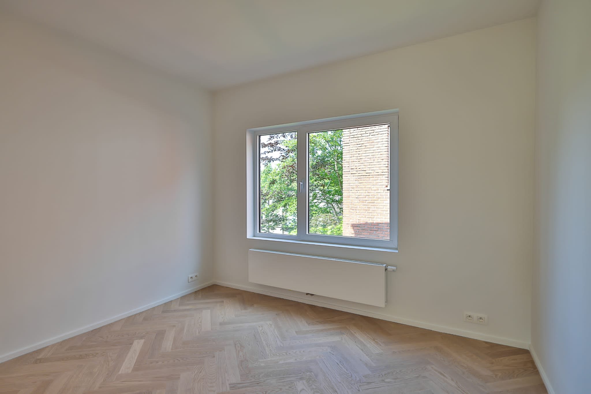 Renovatieproject Patronaatstraat 7 te Edegem. Gebouw met 4 hoogwaardig gerenoveerde en energiezuinige appartementen met telkens 3 slpk in het centrum van Edegem vlakbij het Hof ter Linden. Realisatie Uptown Group.