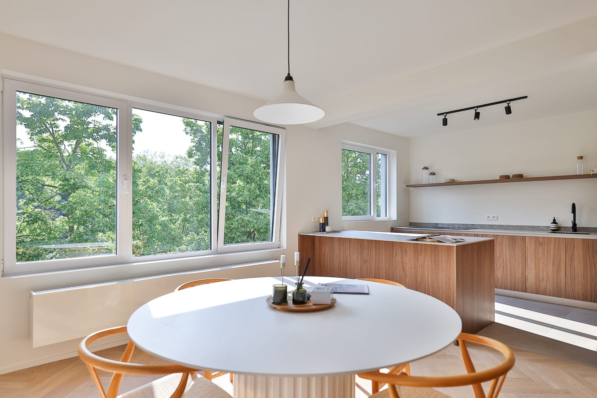 Renovatieproject Patronaatstraat 7 te Edegem. Gebouw met 4 hoogwaardig gerenoveerde en energiezuinige appartementen met telkens 3 slpk in het centrum van Edegem vlakbij het Hof ter Linden. Realisatie Uptown Group.