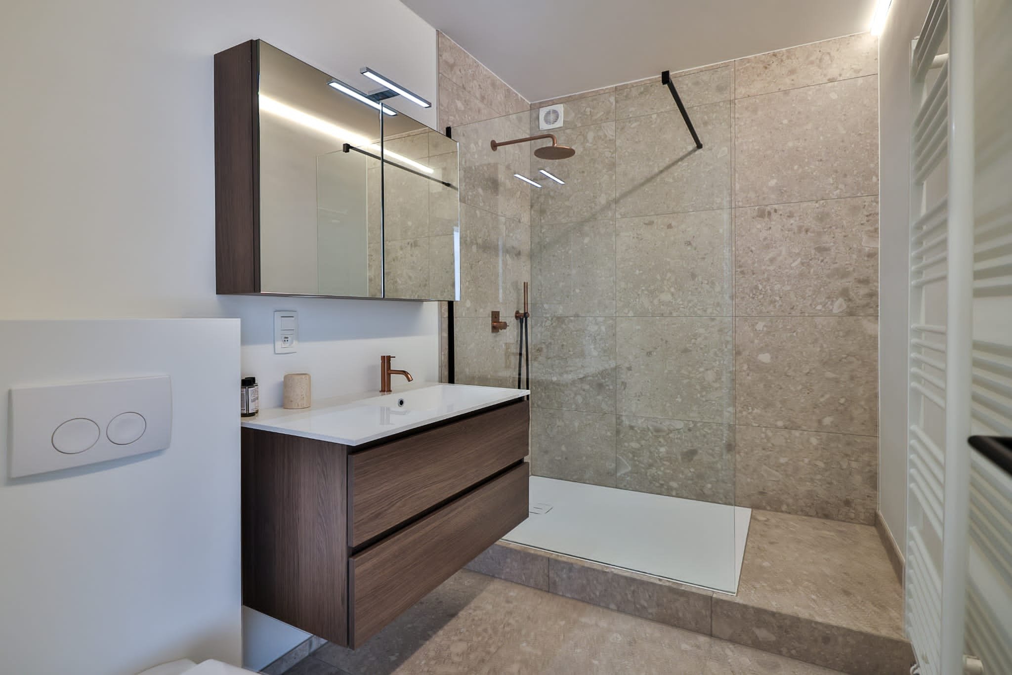 Renovatieproject Patronaatstraat 7 te Edegem. Gebouw met 4 hoogwaardig gerenoveerde en energiezuinige appartementen met telkens 3 slpk in het centrum van Edegem vlakbij het Hof ter Linden. Realisatie Uptown Group.