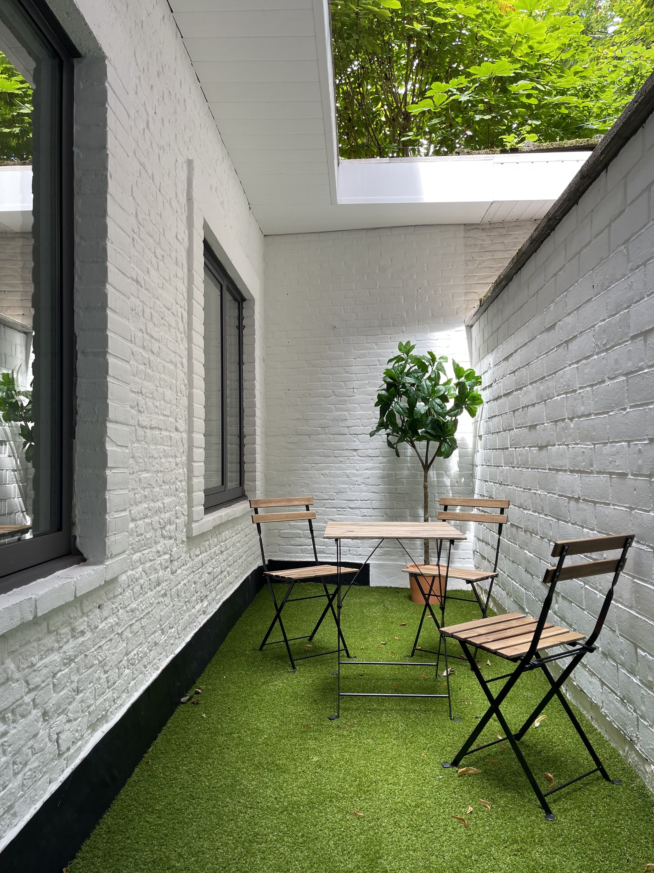 Renovatieproject Patronaatstraat 7 te Edegem. Gebouw met 4 hoogwaardig gerenoveerde en energiezuinige appartementen met telkens 3 slpk in het centrum van Edegem vlakbij het Hof ter Linden. Realisatie Uptown Group.