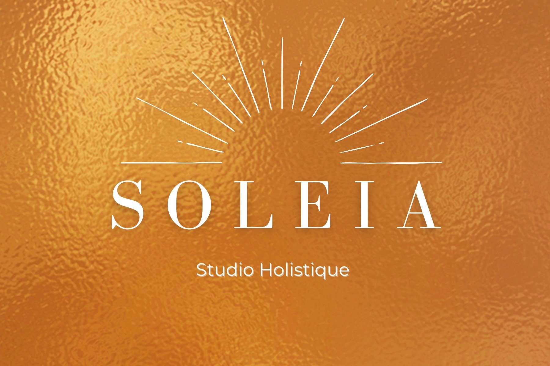 Logo du studio holistique Soleia Noves yoga et soins bien être, sauna, drainage lymphatique avec un fond orange et un rayon de soleil stylisé au-dessus du nom