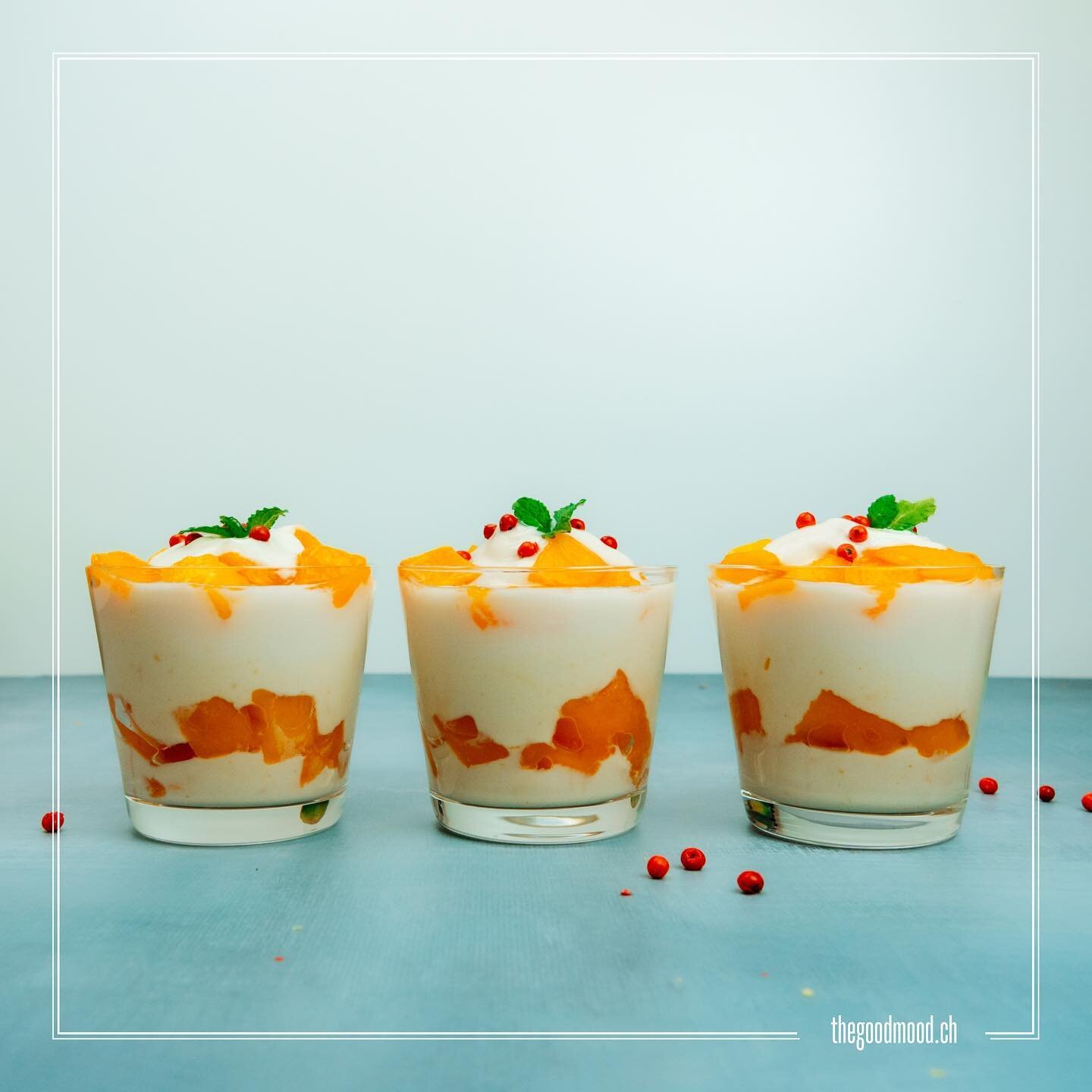 ♡ 
Citrus Cream with Mango 

This two-layered citrus-flavored cream with fresh mangos🥭 is quite easy to make and perfect for a light dessert at a dinner party 🥳 or eaten as a simple breakfast or pre-workout snack together with some granola💪🏽😋

T