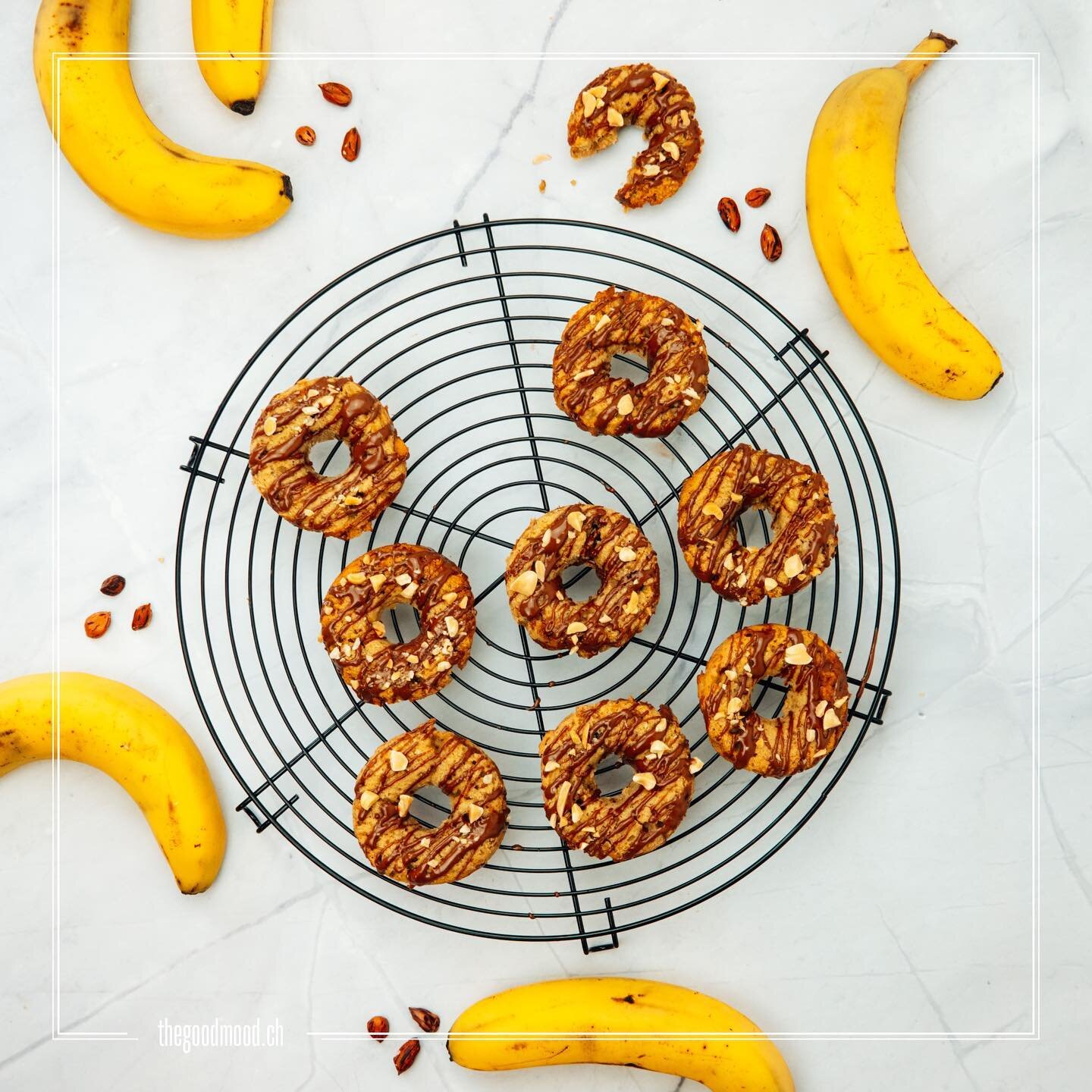 ♡ 
Chunky Monkey Banana Donuts 🍩 

These Banana Donuts 🍌🍩 are chewy, flavorful, and packed with healthy ingredients making them perfect for breakfast on the go or a pre-workout snack💪

What you need for these sweeties:

Wet ingredients:
- 3 ripe 