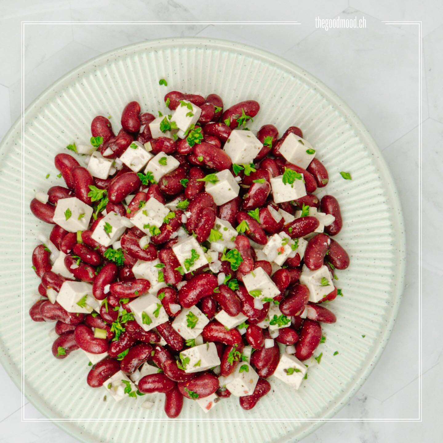 ♡
Kidney Bean Salad With Vegan Greek Cheese 

This simple and healthy kidney bean 🫘 salad with greek cheese takes no time to put together. 
It&rsquo;s vegan and gluten-free, and it&rsquo;s an easy way to include more healthy fatty acids (PUFA) and p