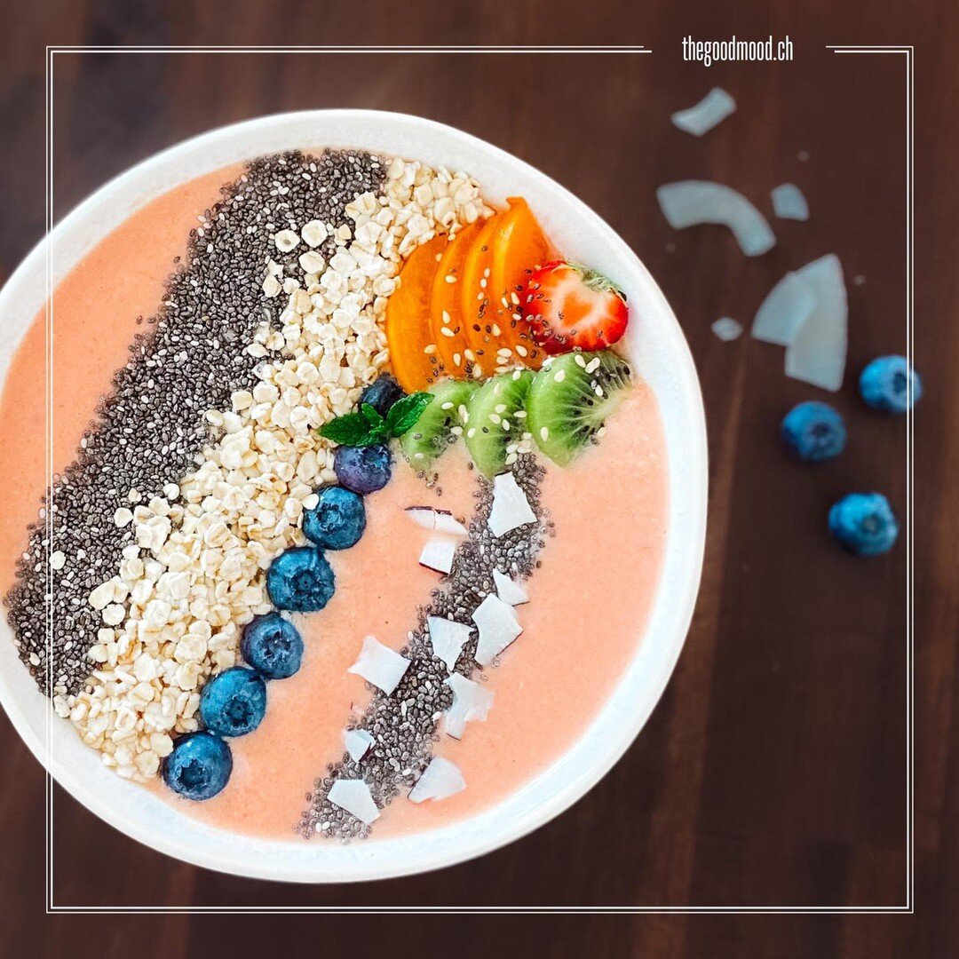 ♡
Sommer Smoothie Bowl

Smoothie bowls are a quick and simple treat to reload your body with good food and boost your mood.

What you need for 1-2 portions: 
- 3 nectarines 🍑, fresh
- 100g Strawberries🍓, fresh/frozen 
- 1 Banana 🍌, fresh/frozen
- 