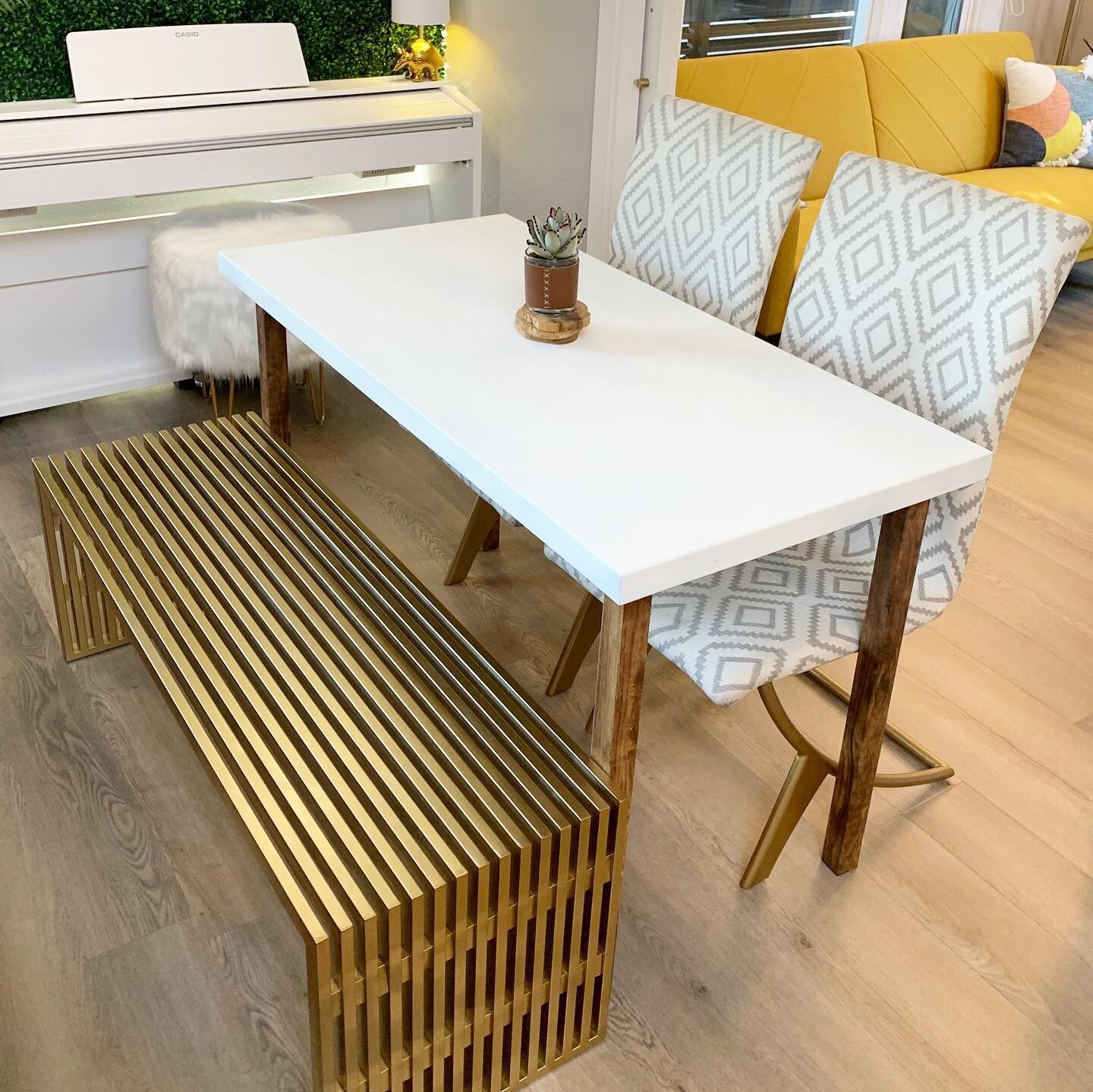 Before and afters of the DIY dining table and chairs make over. 

Tip: a quick and budget friendly way to spruce up furniture = spray paint. 

Bonus tip: don&rsquo;t skip the sanding and cleaning of the surfaces. It helps the paint to adhere to whate