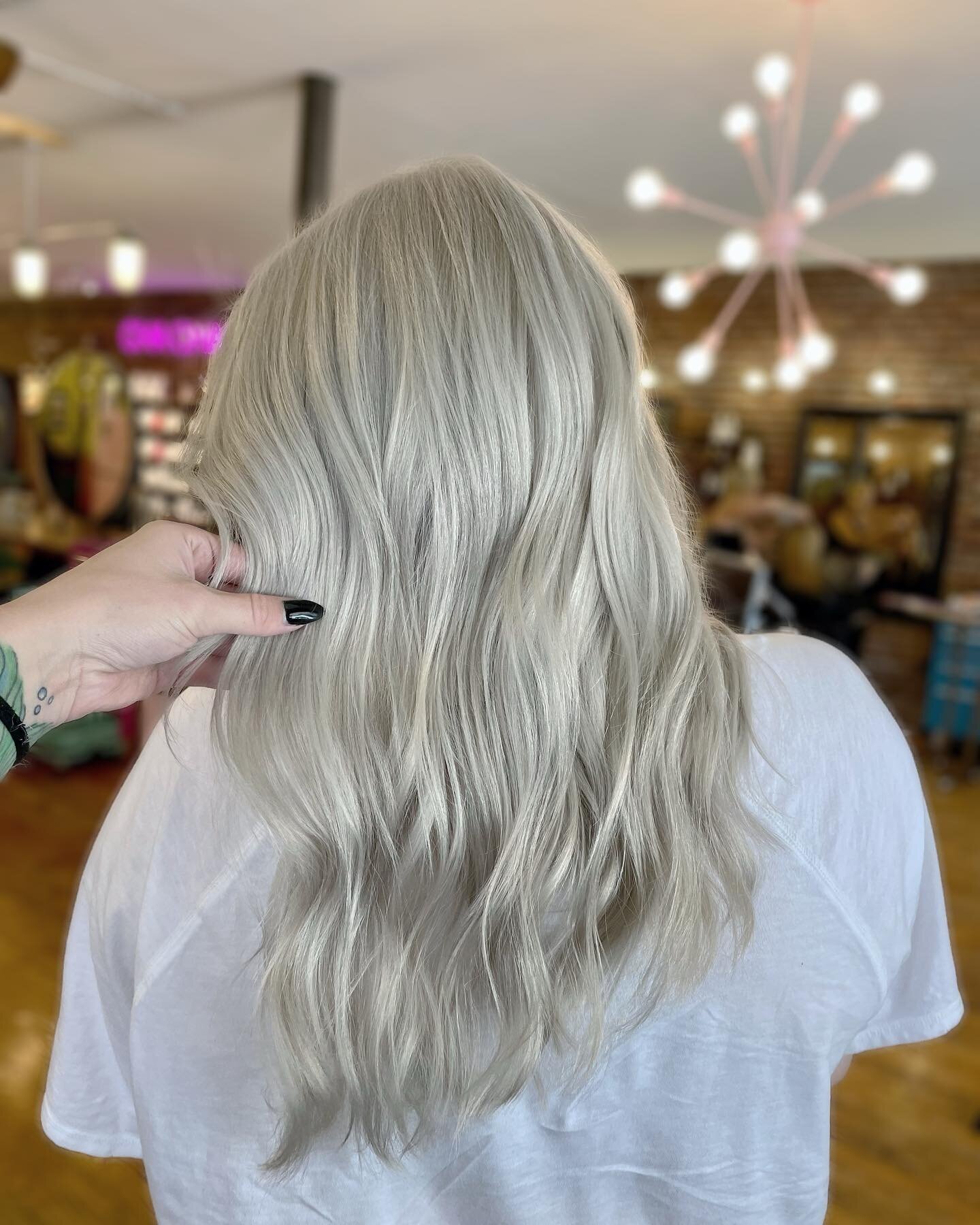 ❄️ It stays chilly in my chair ❄️ 
Click the link in my bio to book 

#wellahair #blondehair #sharethelex #lexingtonkentucky #lexingtonhairstylist #lexingtonhairsalons