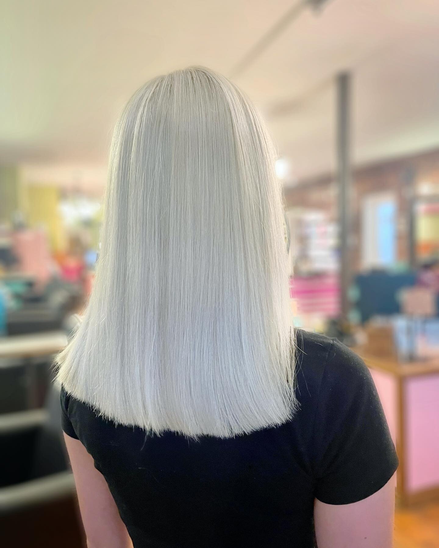 lil Blonde Bliss transformation for your day 🤩🤩🤩
Swipe for before 
#hairstylist #hair #blondehair #platinum #lexingtonstylist #lexingtonkentucky #sharethelex #salonchacha #wella #wellahair