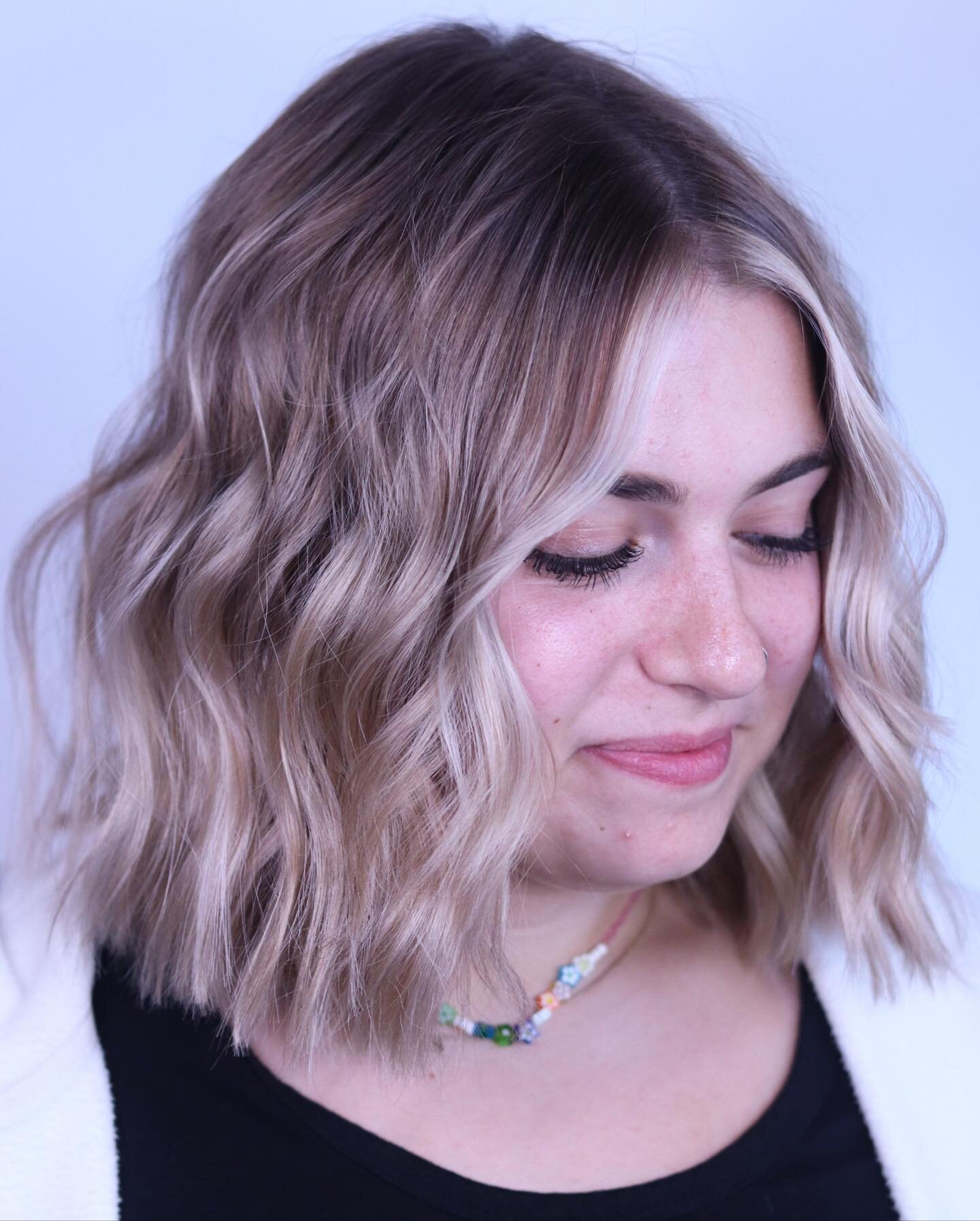 did some lowlights and a root smudge on this cutie butt to make her hair more low maintenance and i&rsquo;m thinking we killed it 💪🏻

#salonchacha #blonde