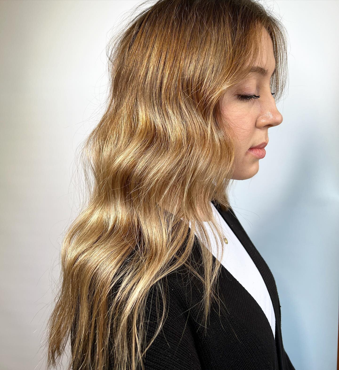 our lord and savior Harry Styles once said &ldquo;you&rsquo;re so golden&rdquo; and he was right 🤩 

#balayage #lexingtonky #sharethelex #salonchacha