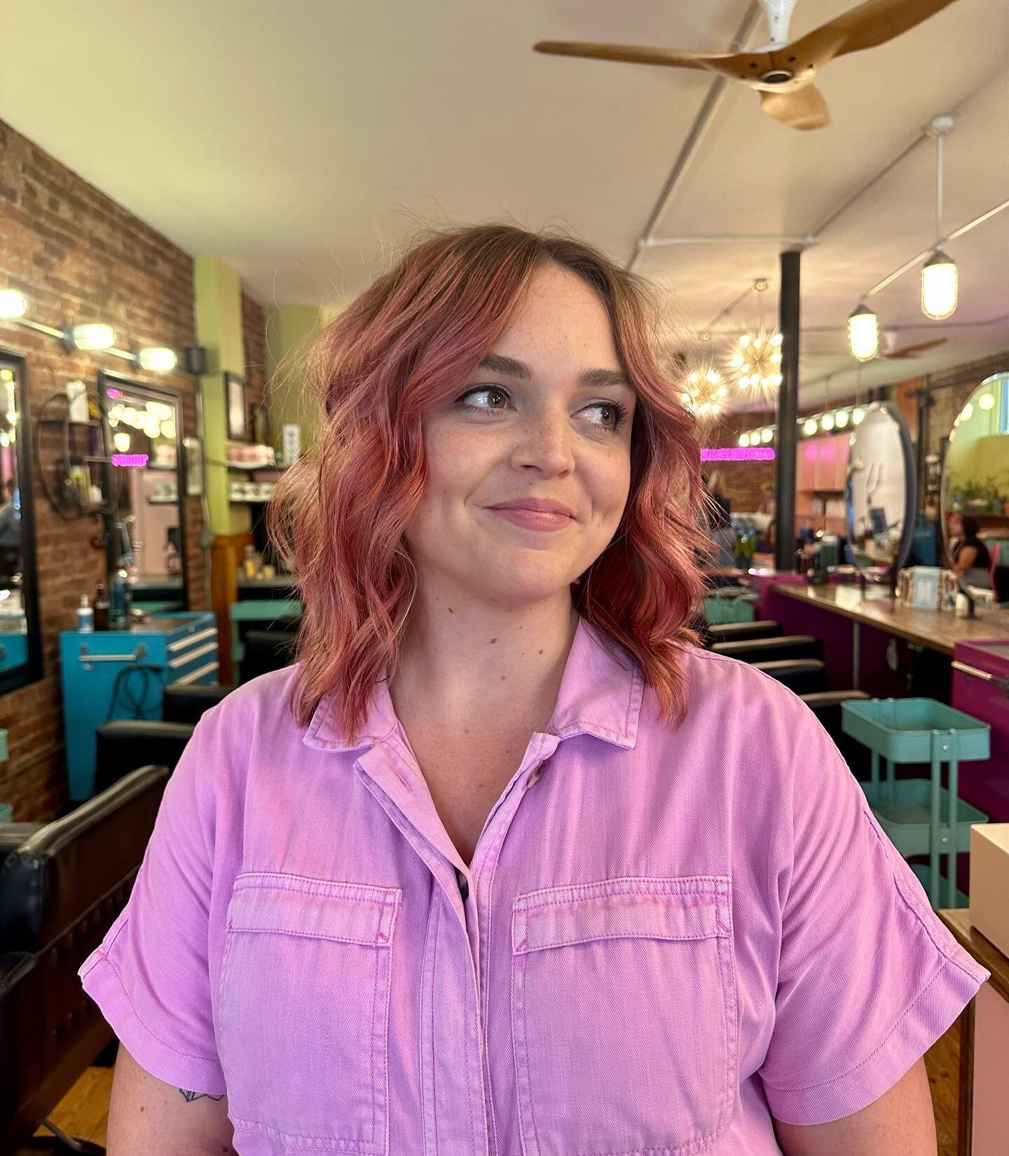 ✨monochrome maven✨

I could barely wait to post these ADORABLE pics of the ever so sweet @mollybarclay13 . Full foilayage with a custom @pulpriothair rosy pink. Swipe for the before!!! (Except for it was after we cut about 10 inches).

#pinkhair #pin