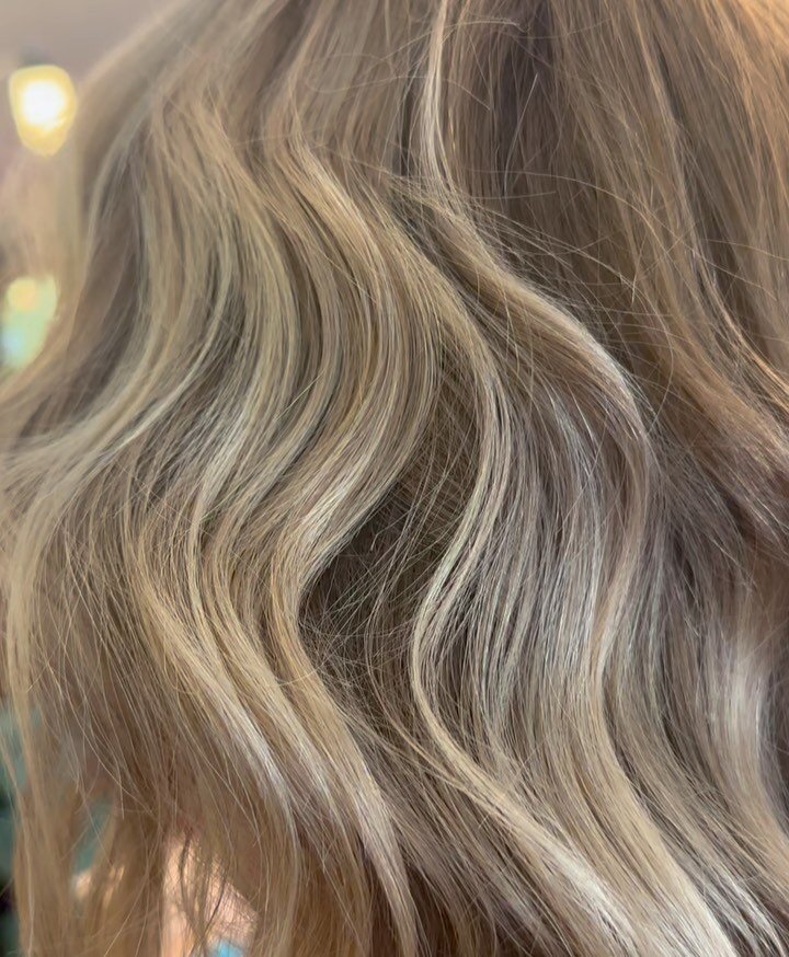 I&rsquo;m just gonna say it&hellip;.this blend is perfection. 

Reverse balayage on this sweet babe. ✨

A reverse balayage is a perfect option if you are feeling too solid or flat with your blonde. It&rsquo;s also great for those who are wanting to g