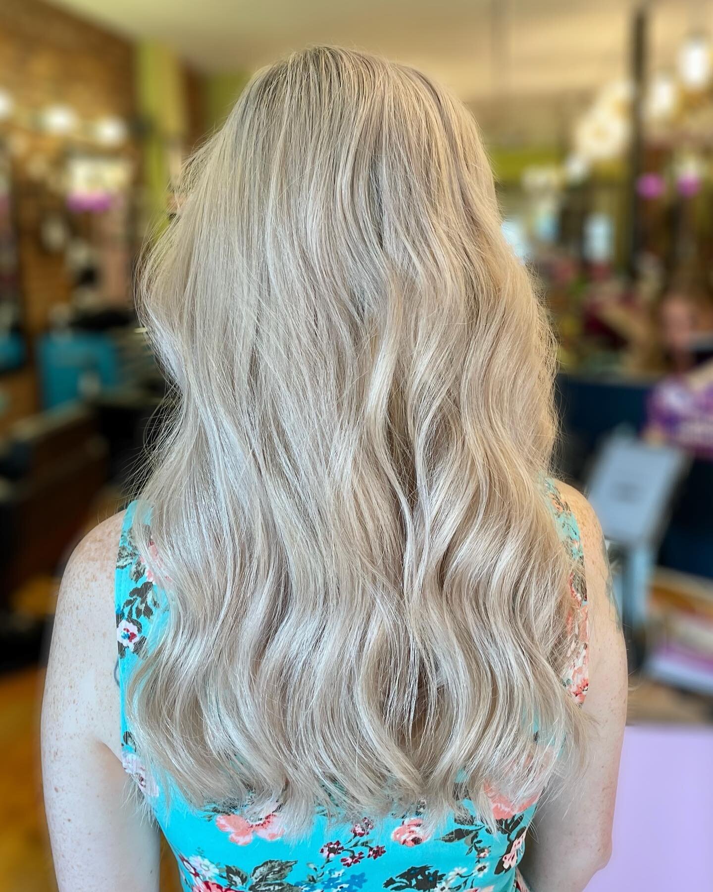 Same hair, different lighting, #nofilter 😍

#hairstylist #lexingtonky #lexingtonhairstylist #lexingtonhair #lexingtonhairdresser #sharethelex #wella #blonde #lexingtonblonde