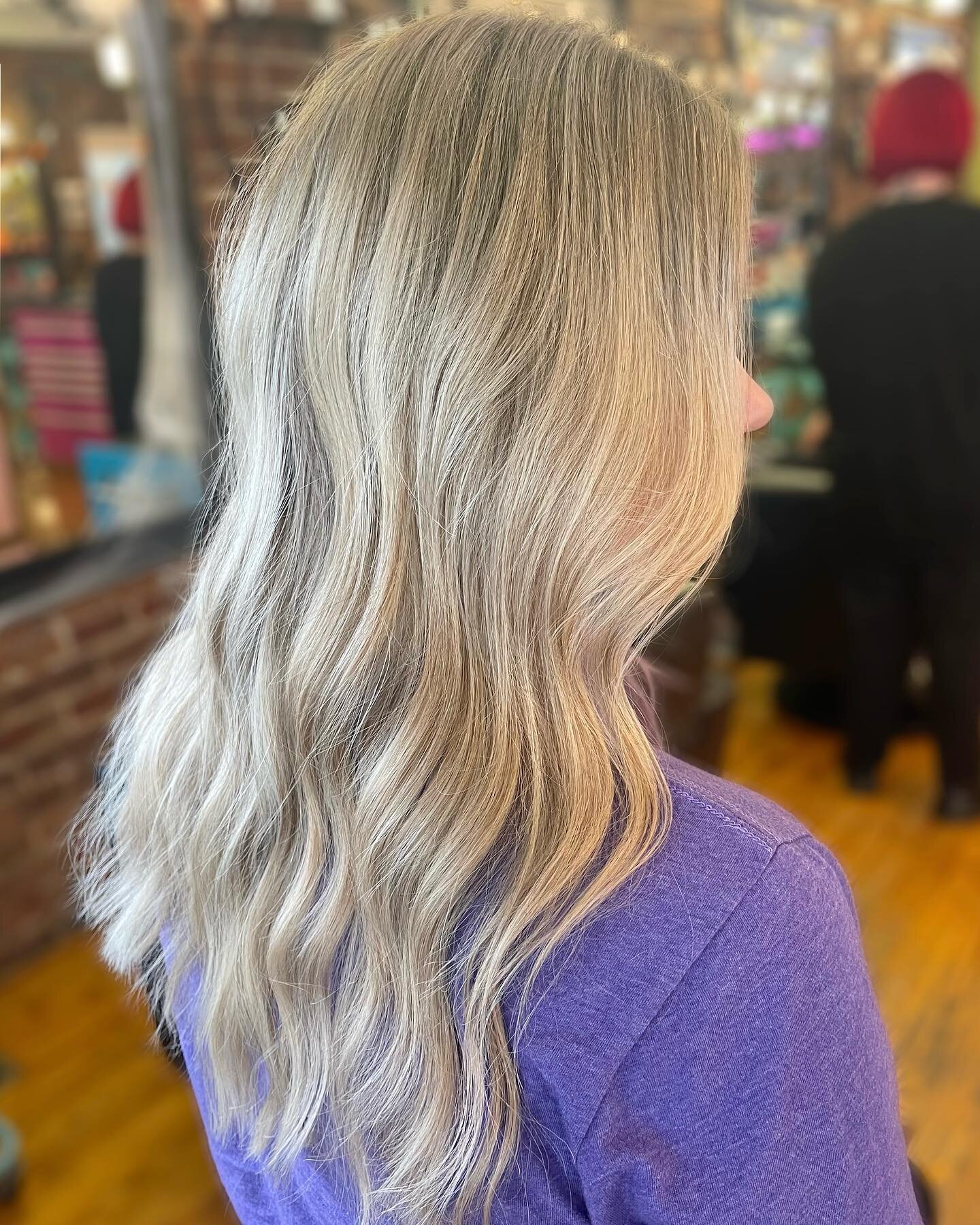 7 months if regrowth? No problem. Blonde Bliss is the appt to be as blonde as possible. 

#lexingtonhair #lexingtonhairstylist #sharethelex #wella #wellahair #evobottleblonde #blonde #blondehair #lexingtonblonde