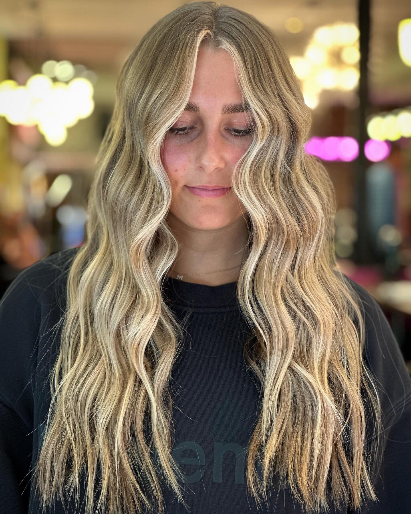 Little Miss: Works at a hair salon, but has never colored her hair. @madi_dalexander ✨

Foil/hand paint combo on virgin hair. SWIPE FOR BEFORE. 

#livedinblonde #handpaintedhair #balayage #lowmaintenanceblonde #hairthelex #sharethelex #kyhairs #kentu