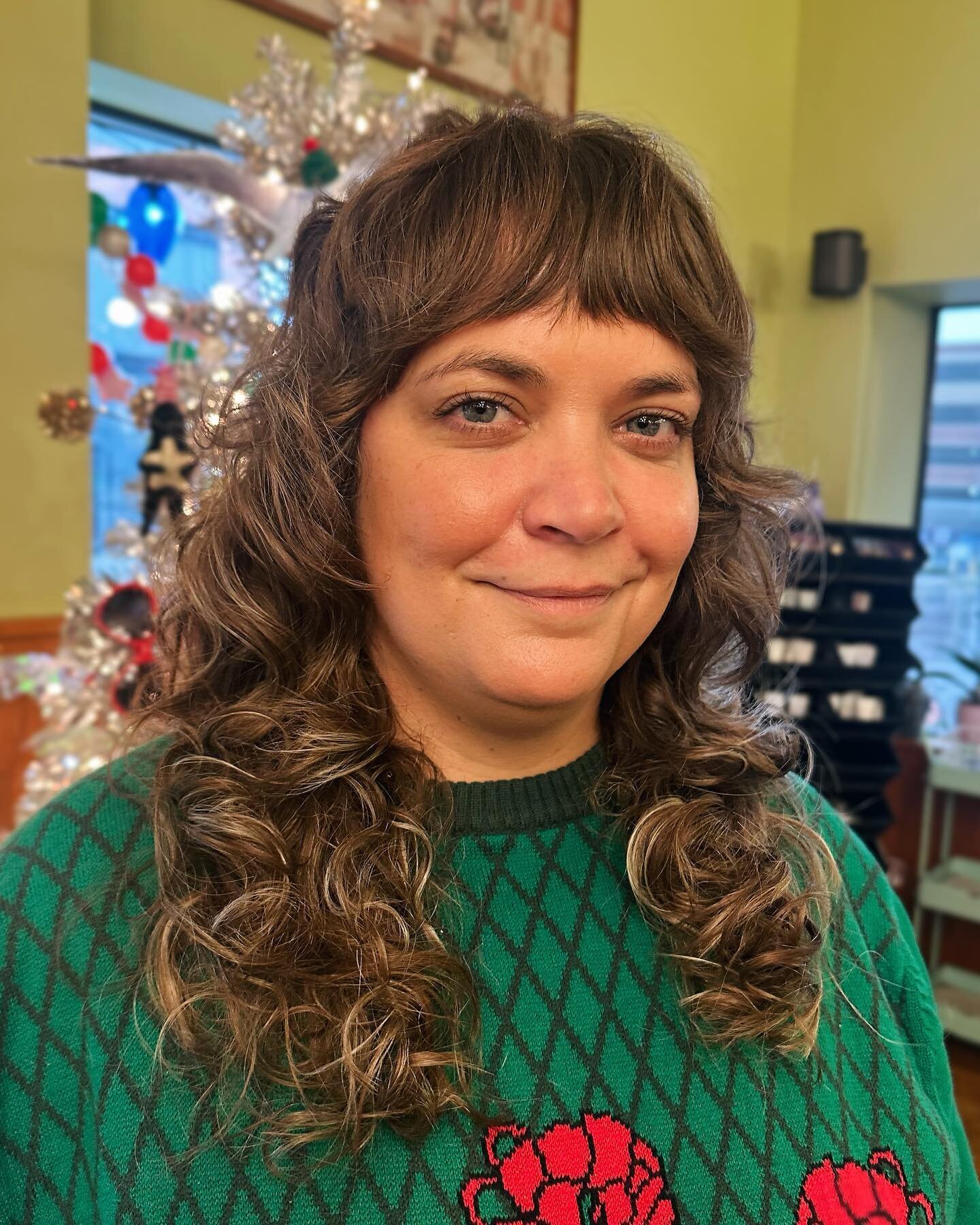 Getting into the holiday spirit here at @chachas_salon 🎄
Curly shag shape up for sweet Lesley. ✨

#chachasalon #lex #lexingtonky #lexingtonhair #lexingtonhairstylist #kyhair #kyhairstylist #lexky #universityofkentucky #shaghaircut