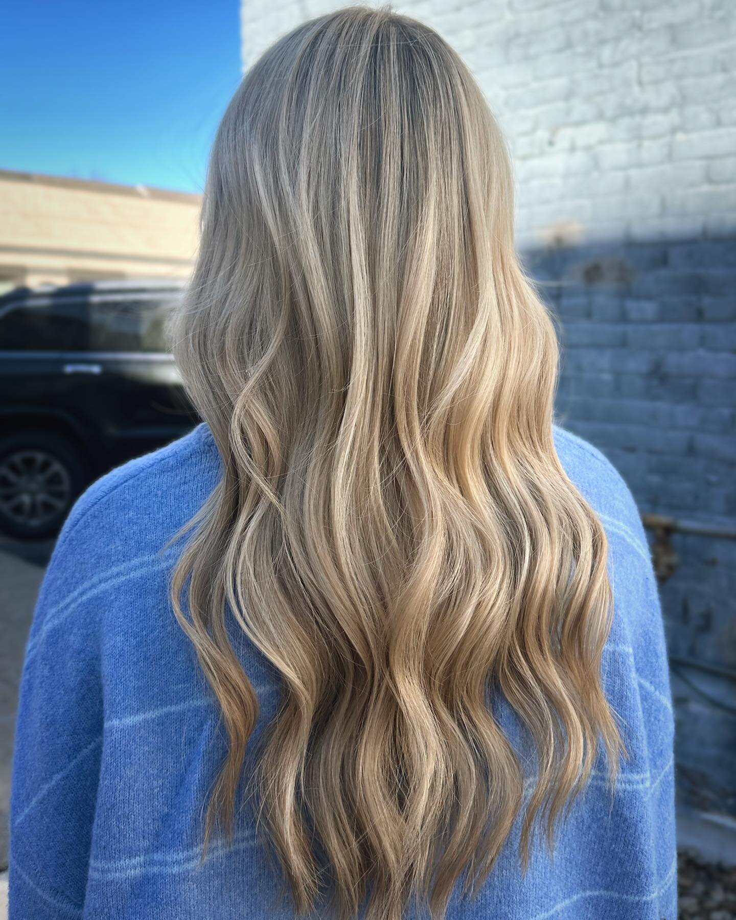 Bright creamy blondes are my fave. ✨

#chachas #chachaslex #lex #lexky #lexingtonky #lexingtonhairstylist #lexingtonhair #kyhair #kyhairstylist #universityofkentucky