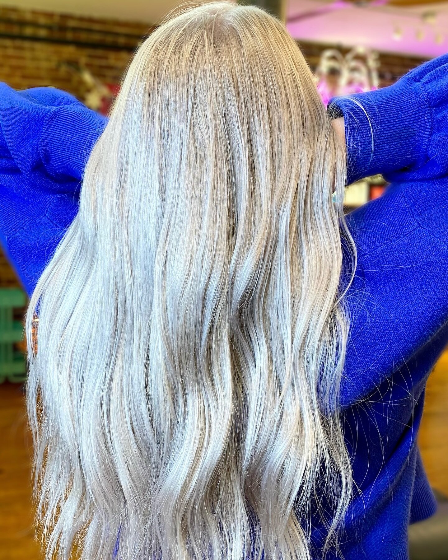 I&rsquo;ve been busting my butt correcting @graceinthesouth botched bleach and tone💪🏻 She came to me for a color consult with lots of banding from previous lightening services. I think we&rsquo;re both pretty happy with the results 3 appointments l