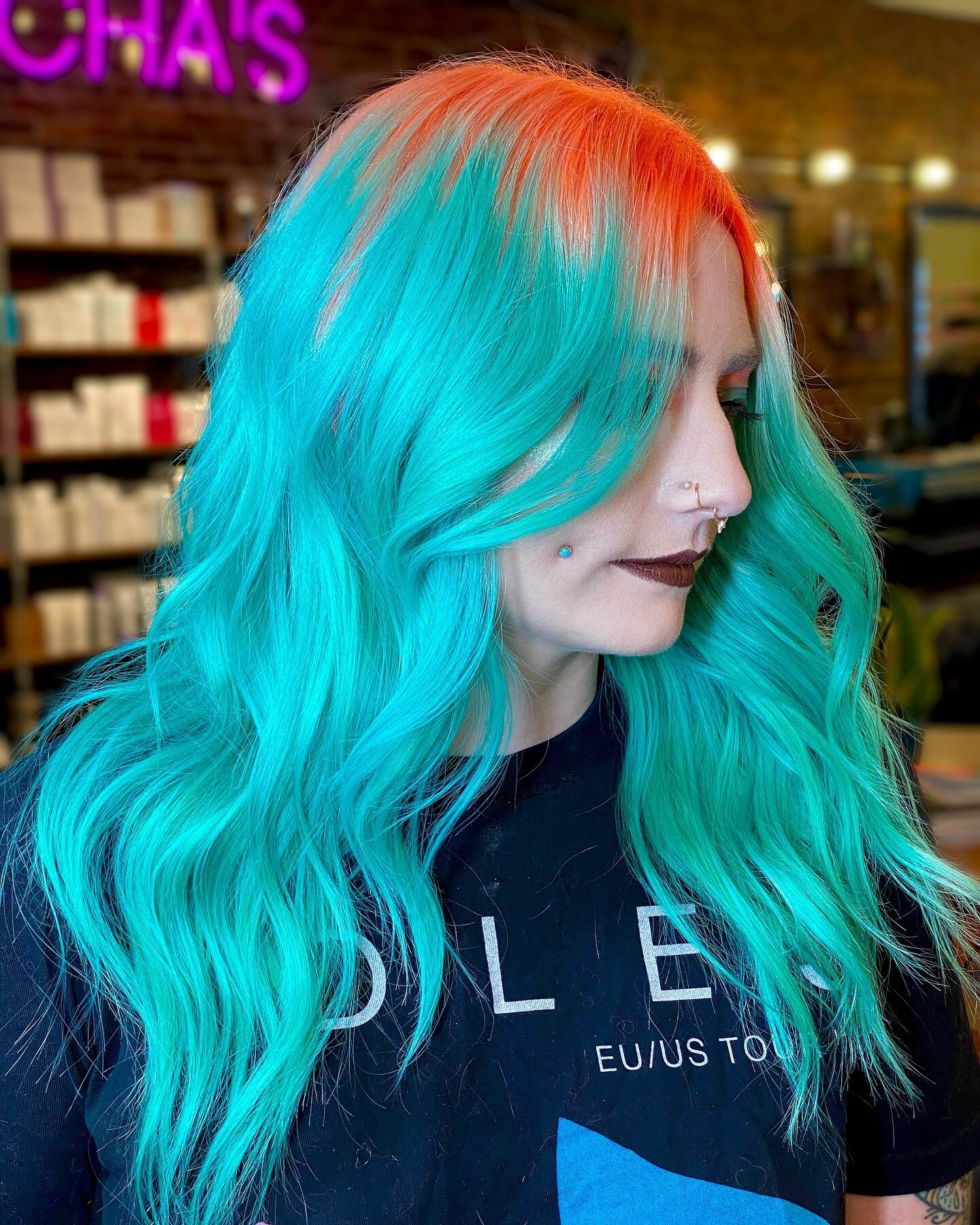 Here my first entry for the @oneshothairawards ! Fingers crossed I get a nomination this year🖤🖤🖤

#btconeshot2024_creativecolor #btconeshot2024_colorblocking #rainbowhair #mermaidhair #bluehair #orangehair #sharethelex #kentuckykicksass #bluegrass