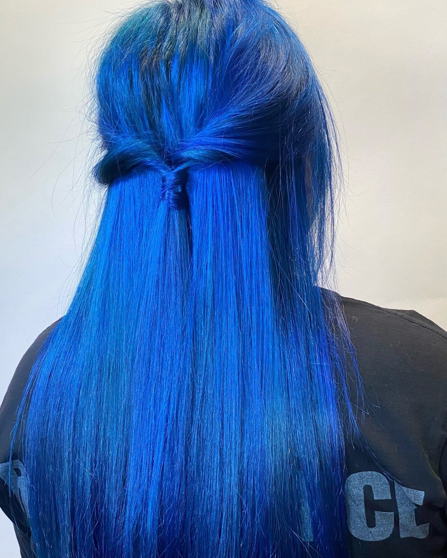 💙The bluiest blue hair to exist in all of Lexington💙
Thank you @jasminemluong for the trust and maintaining your hair at home SO WELL my co-workers wondered what you were doing at the salon! 

#bluehair #pulpriot #pulpriothair #mermaidhair #unicorn